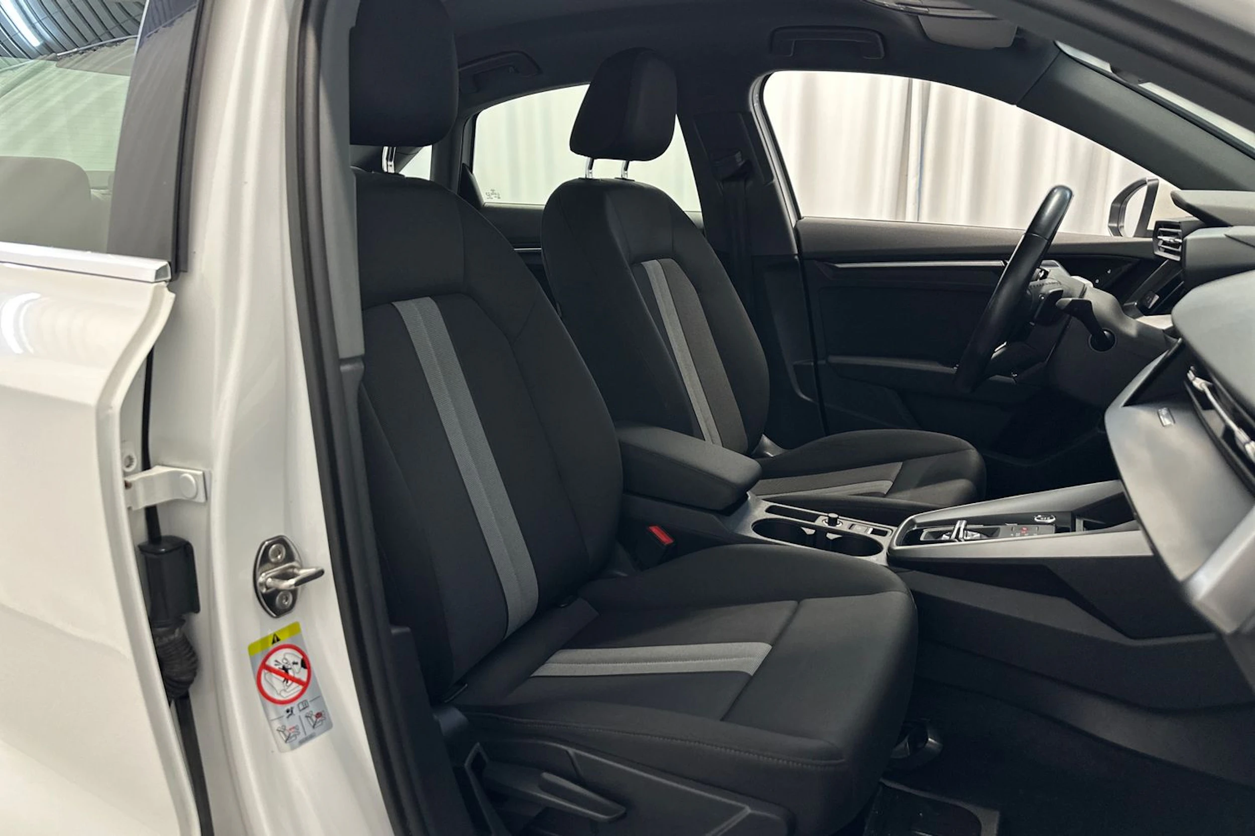 valkoinen Audi A3 2021 kuva 11.