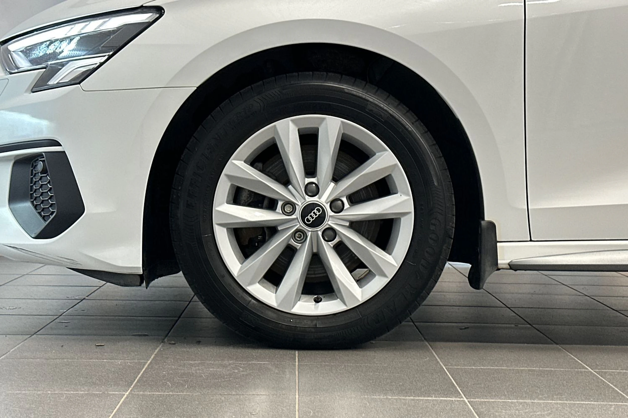 valkoinen Audi A3 2021 kuva 26.