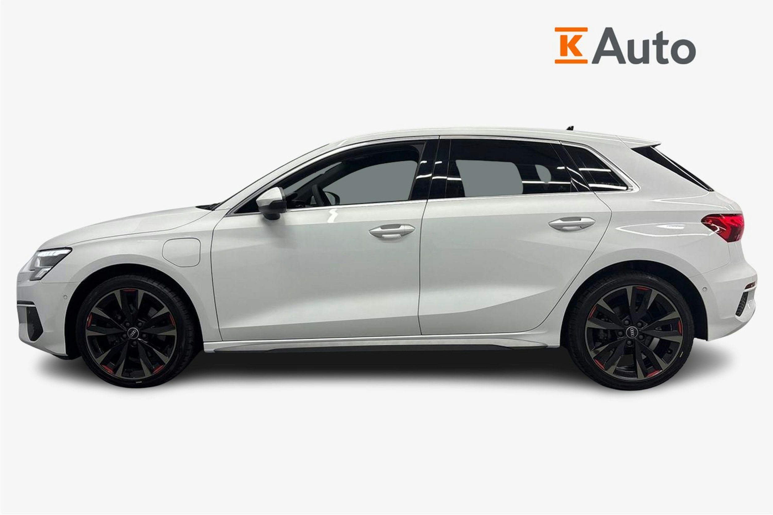 valkoinen Audi A3 2021 kuva 6.