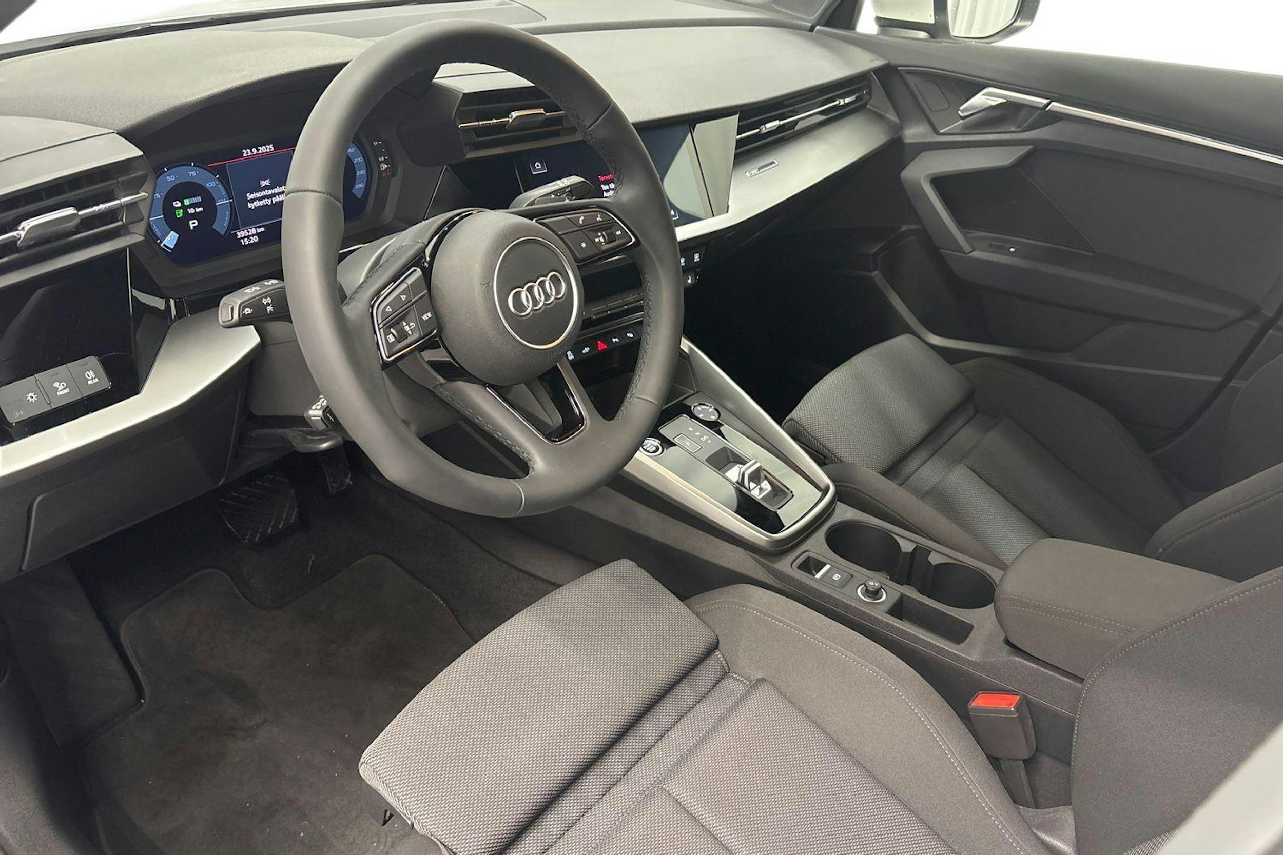 valkoinen Audi A3 2021 kuva 7.
