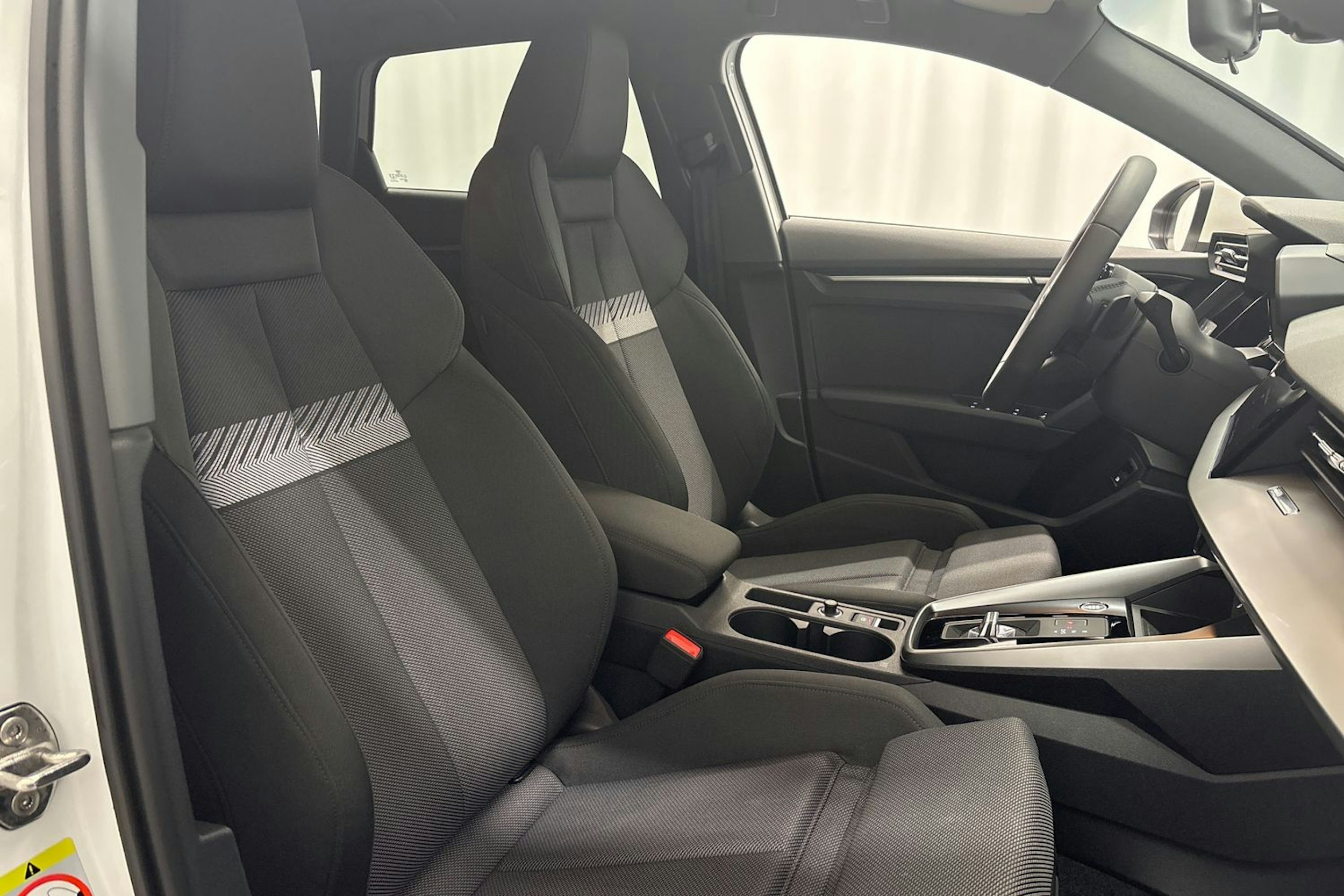 valkoinen Audi A3 2021 kuva 14.