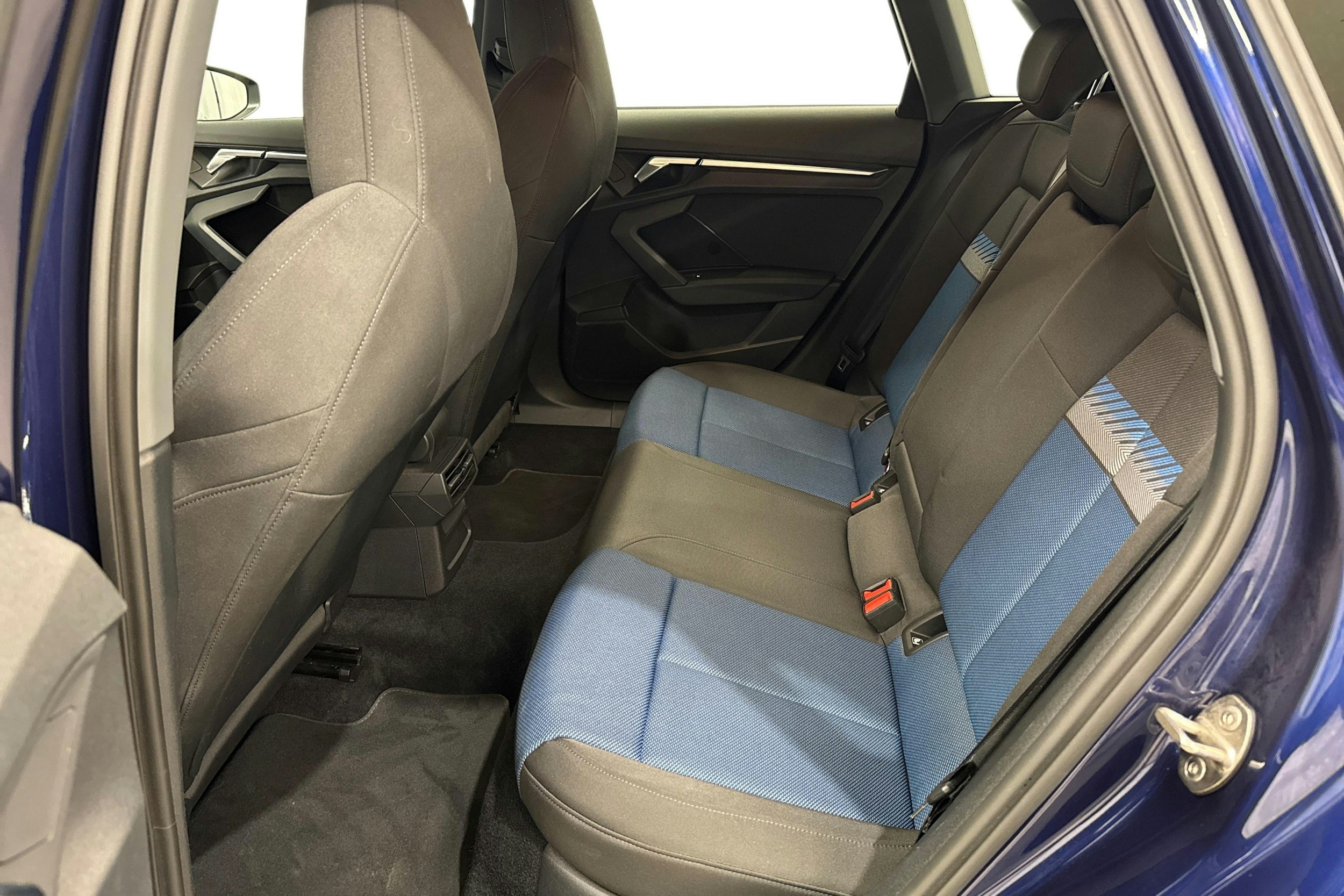 sininen Audi A3 2021 kuva 11.