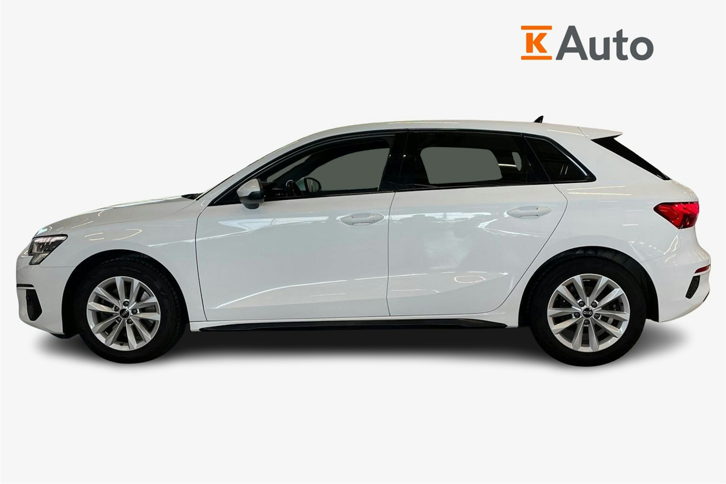 valkoinen Audi A3 2021 kuva 6.