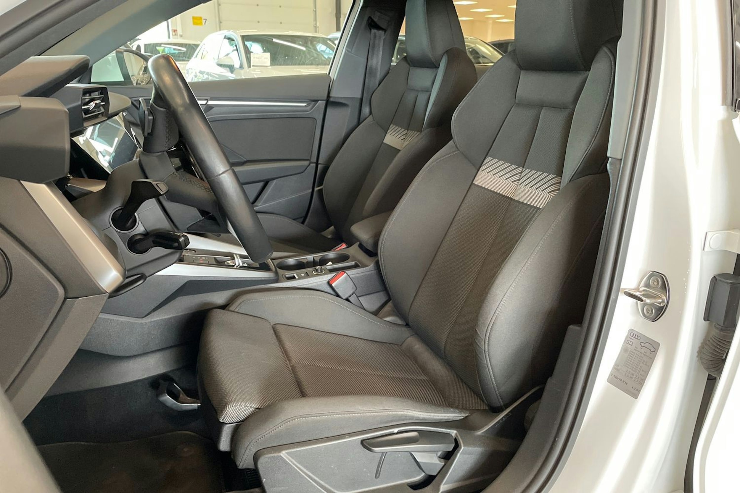 valkoinen Audi A3 2021 kuva 14.