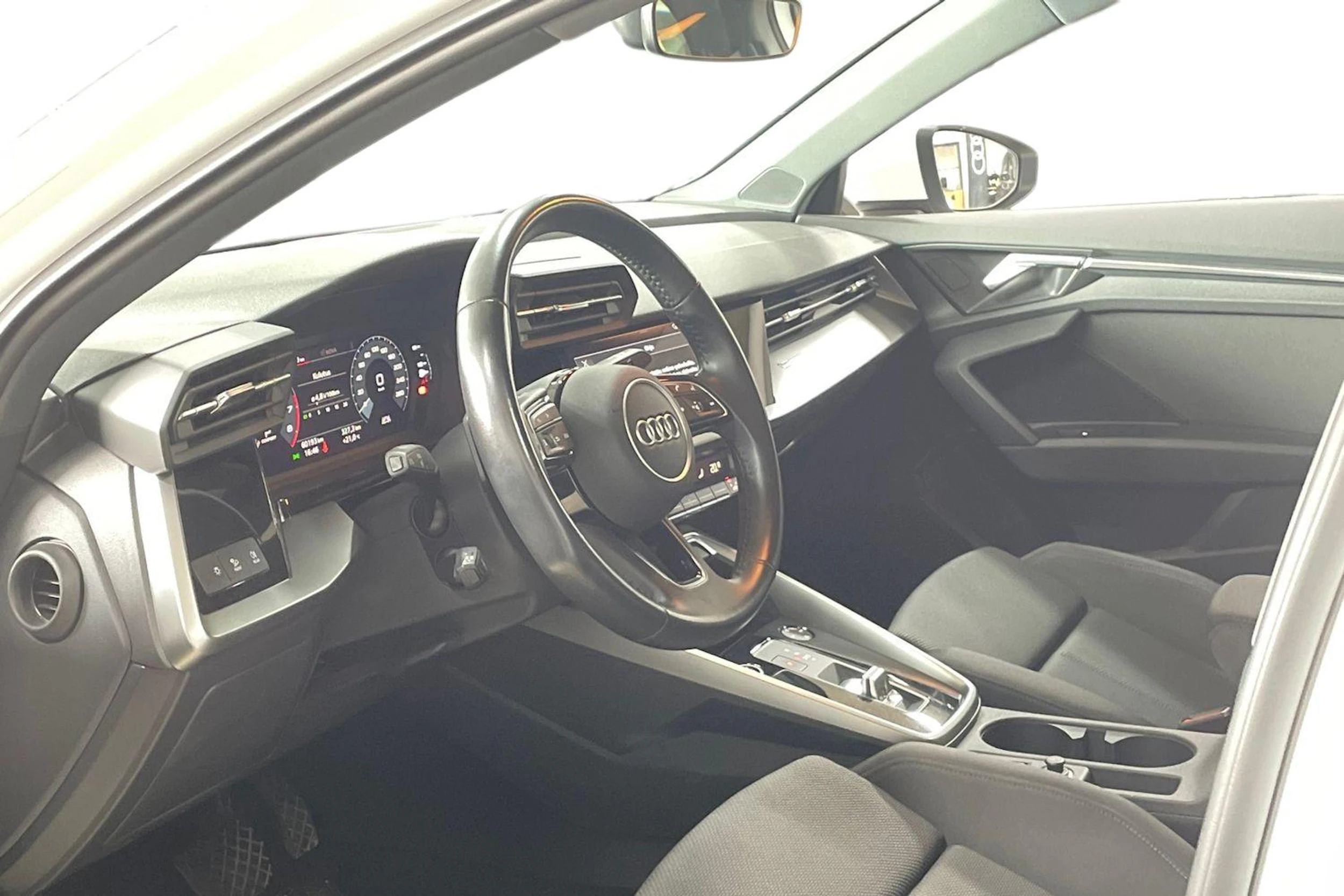 Valkoinen Audi A3 2021 kuva 3.