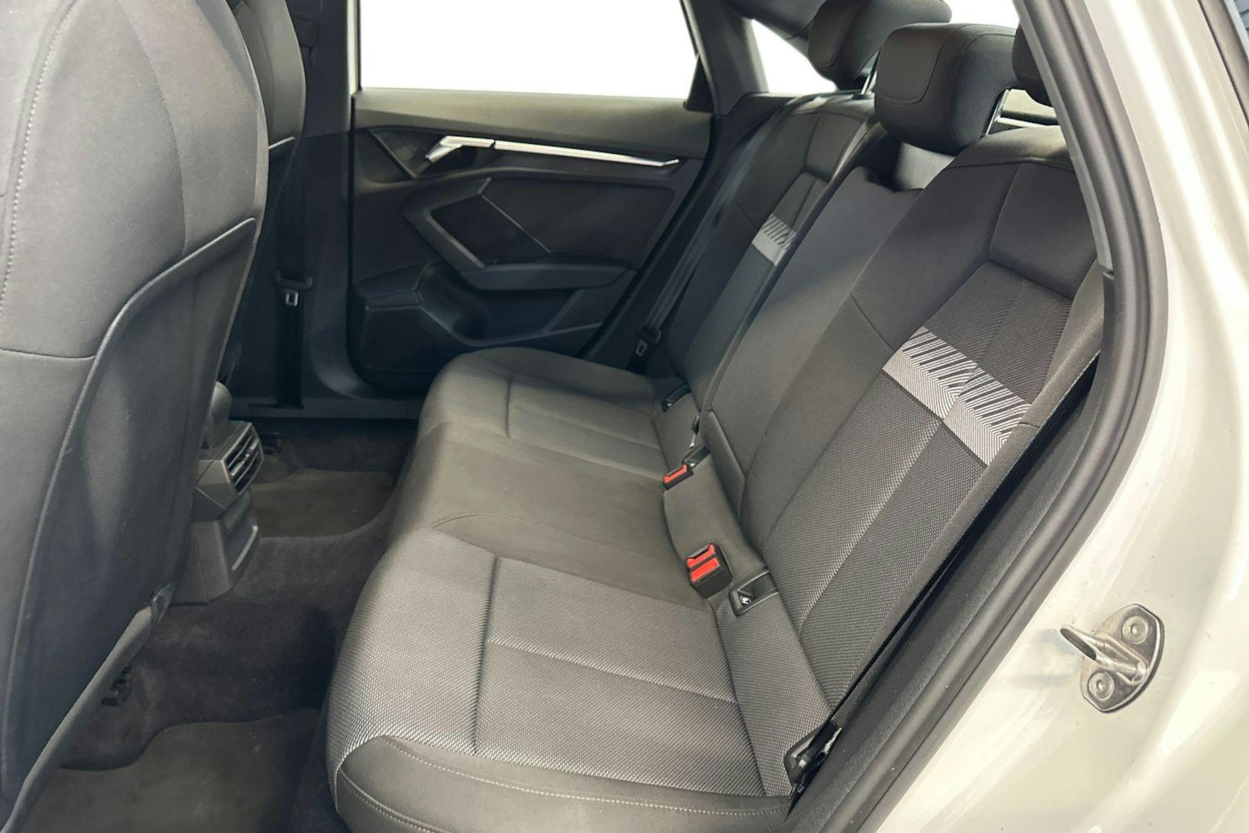 valkoinen Audi A3 2021 kuva 10.