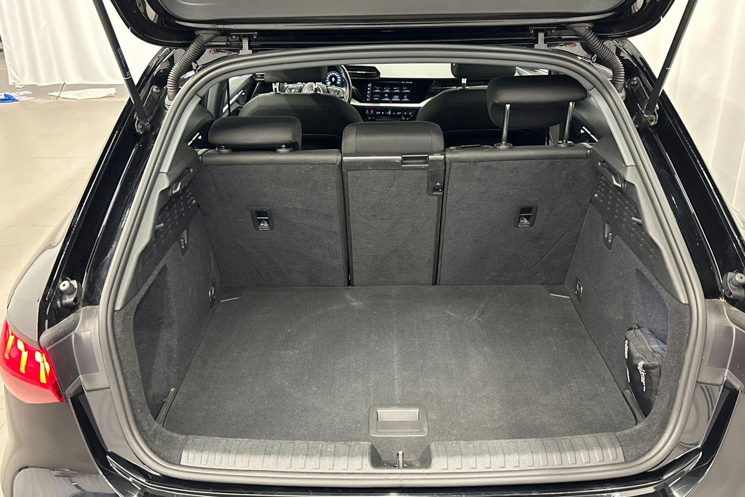 musta Audi A3 2022 kuva 15.