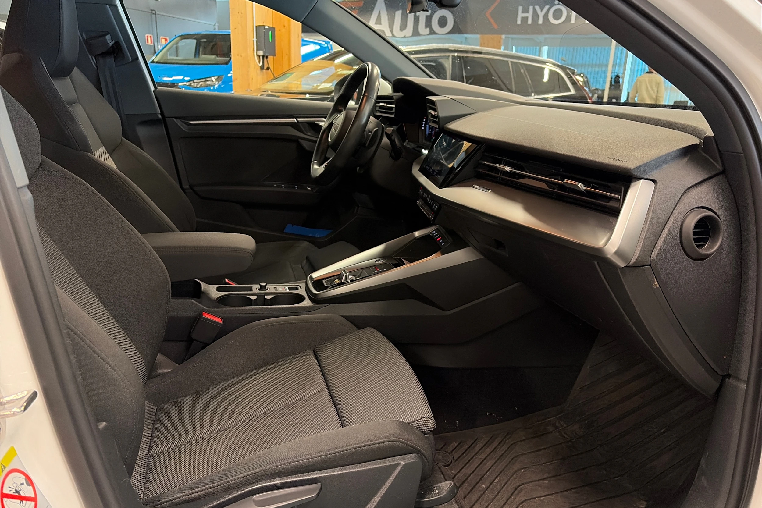 valkoinen Audi A3 2022 kuva 5.
