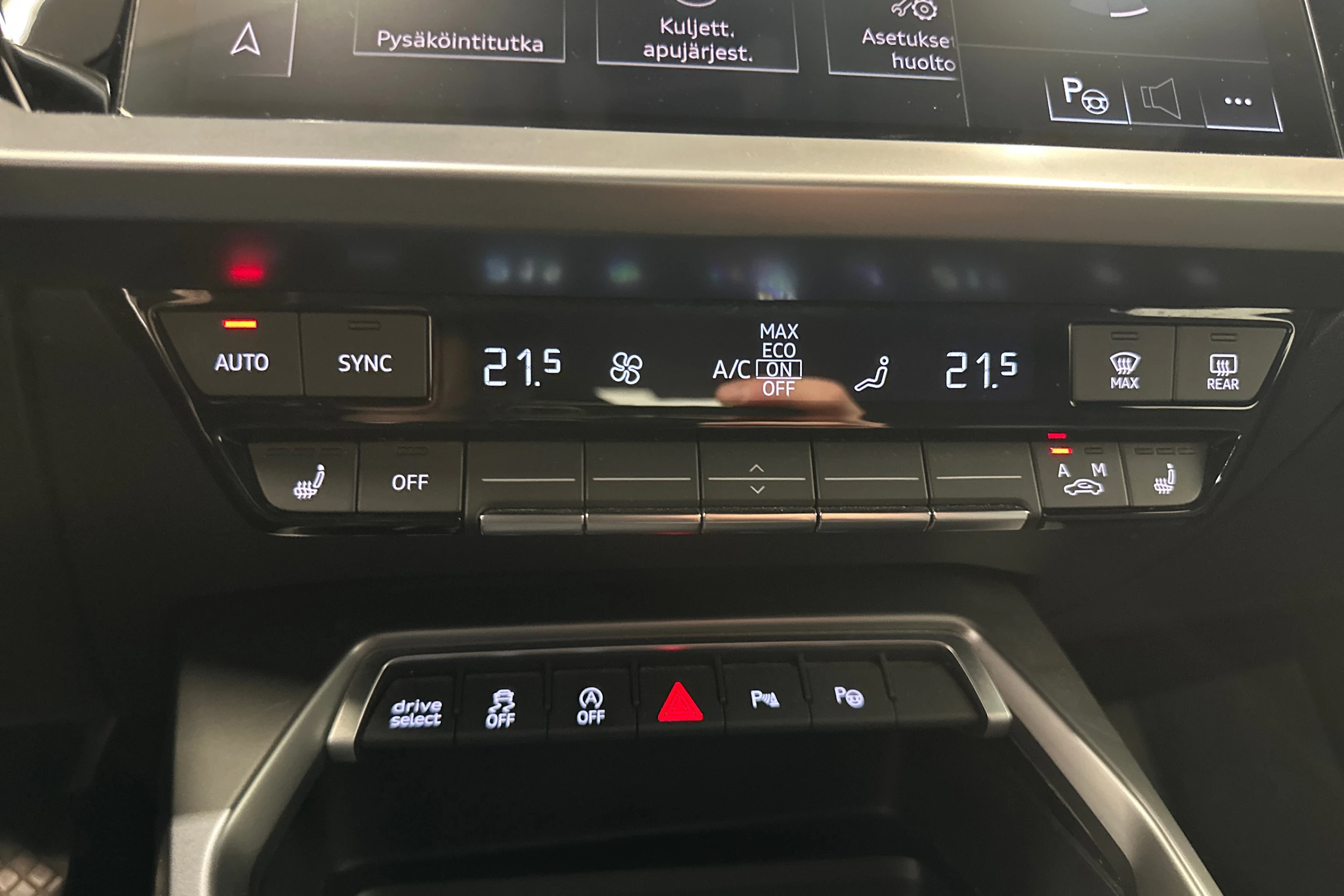 valkoinen Audi A3 2022 kuva 17.