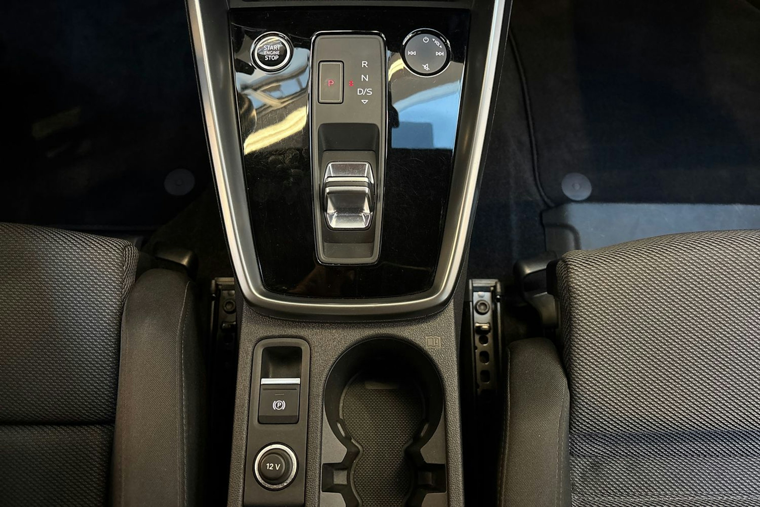 punainen Audi A3 2022 kuva 23.