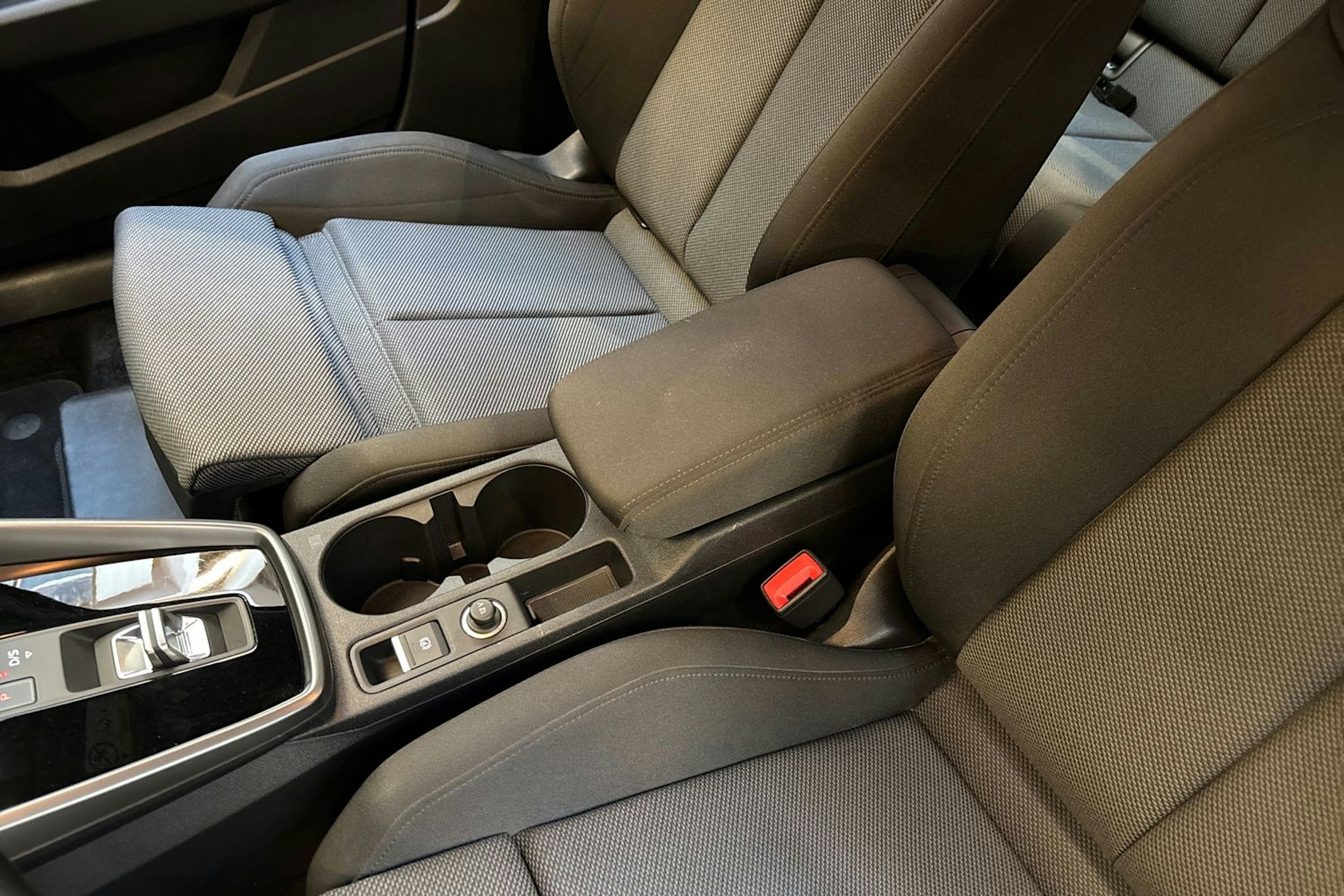 punainen Audi A3 2022 kuva 24.