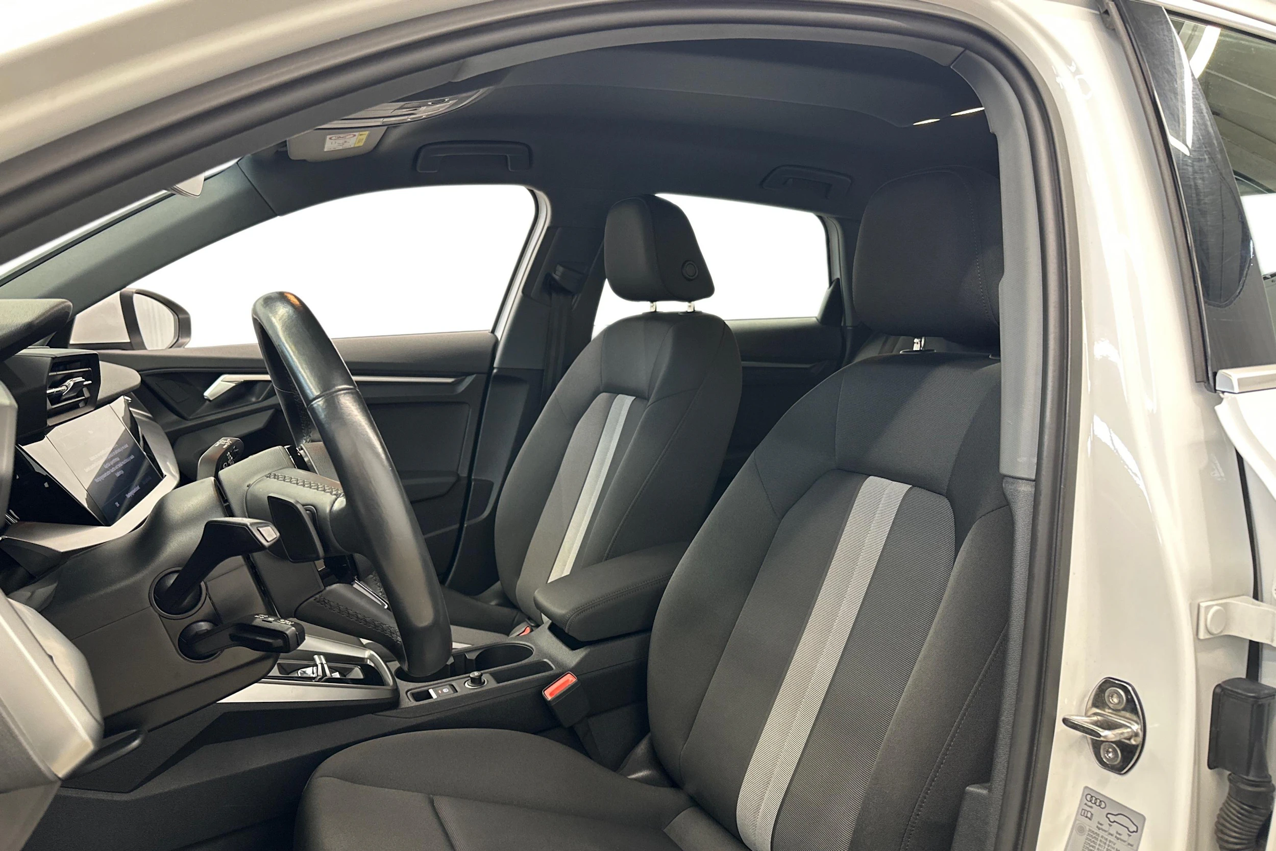 valkoinen Audi A3 2022 kuva 6.