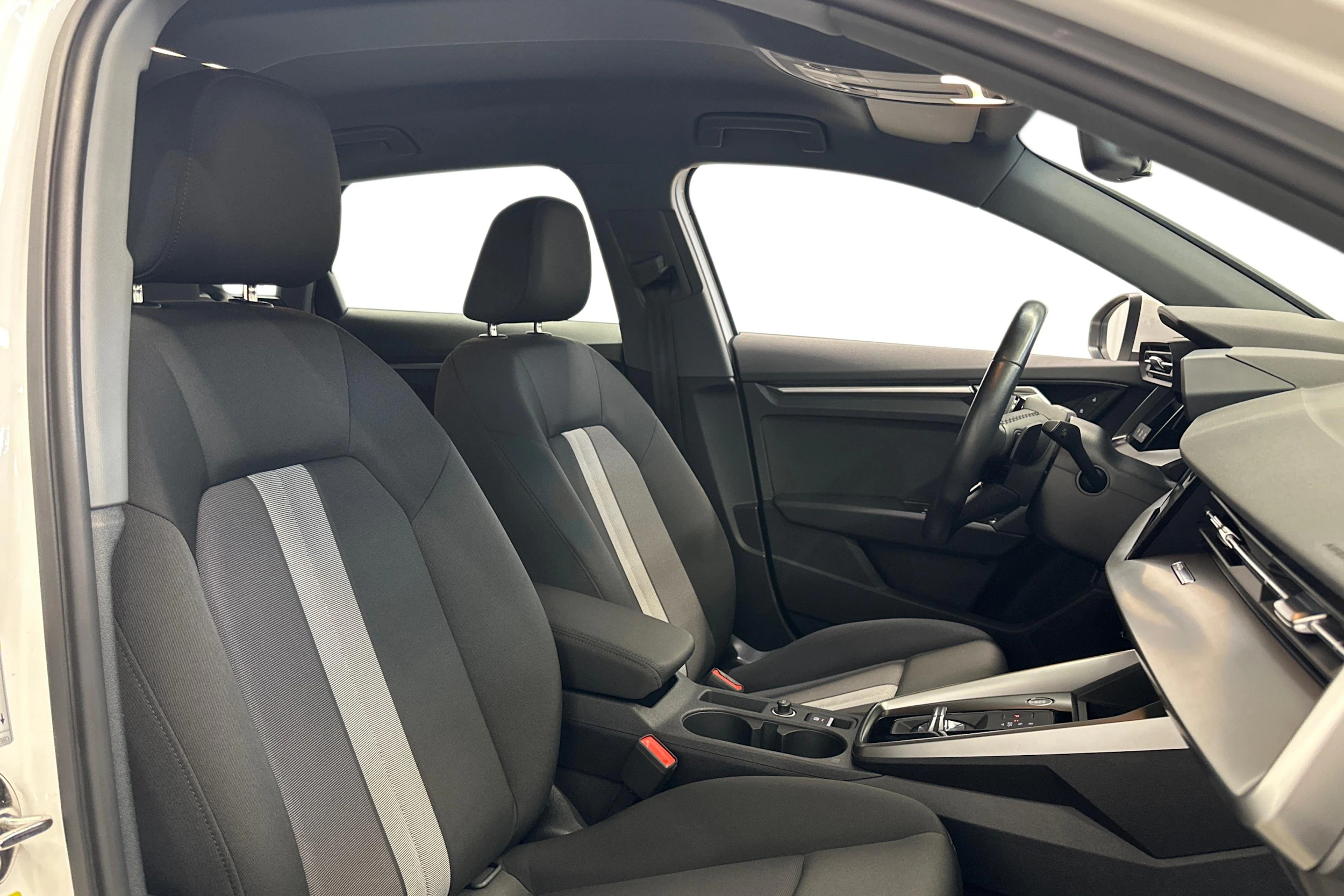 valkoinen Audi A3 2022 kuva 7.