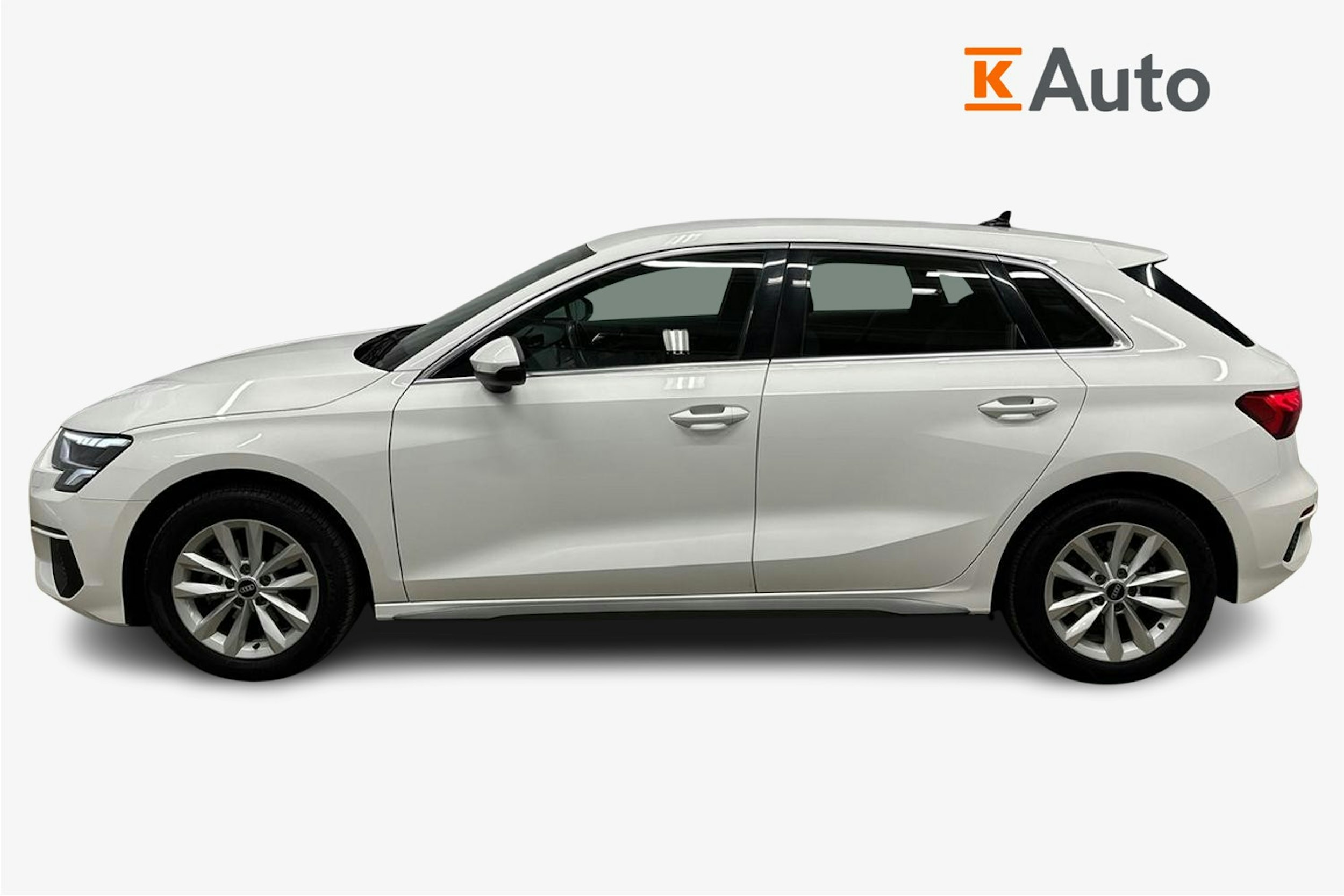 valkoinen Audi A3 2022 kuva 6.