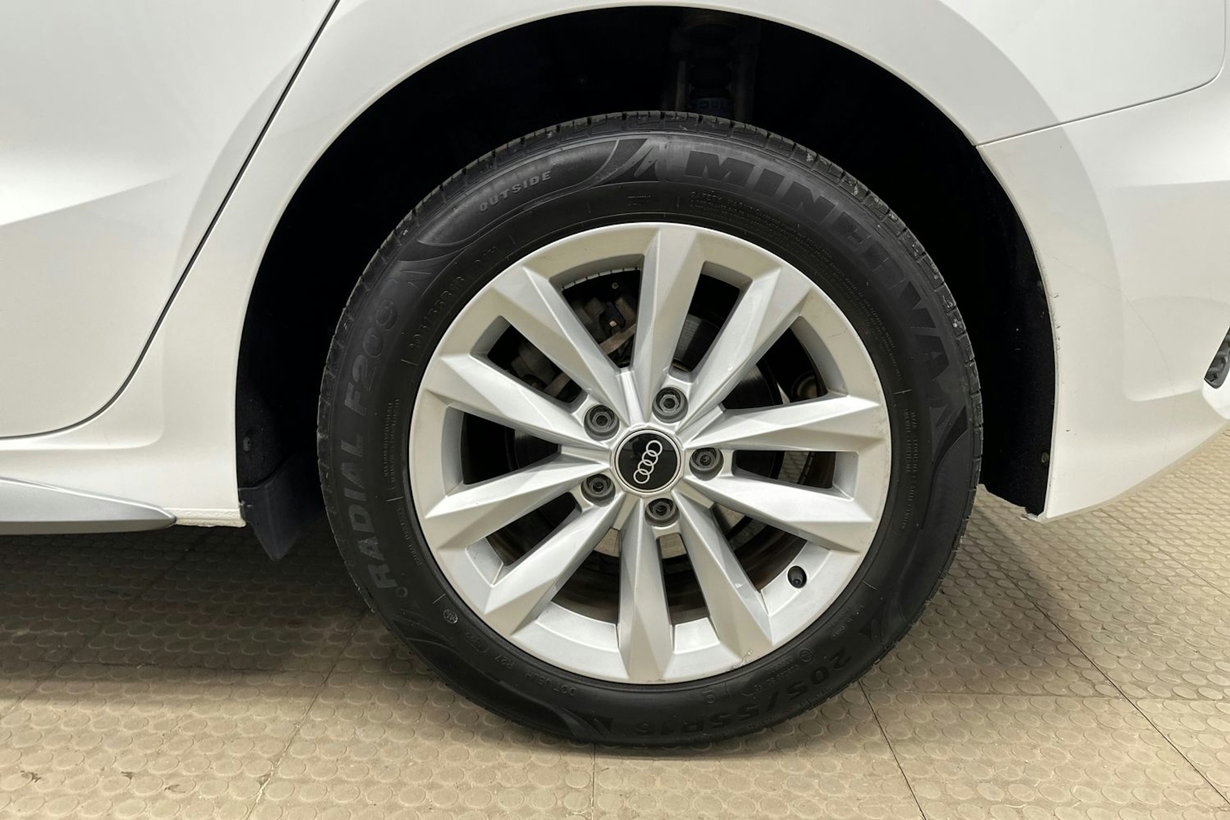 valkoinen Audi A3 2022 kuva 13.