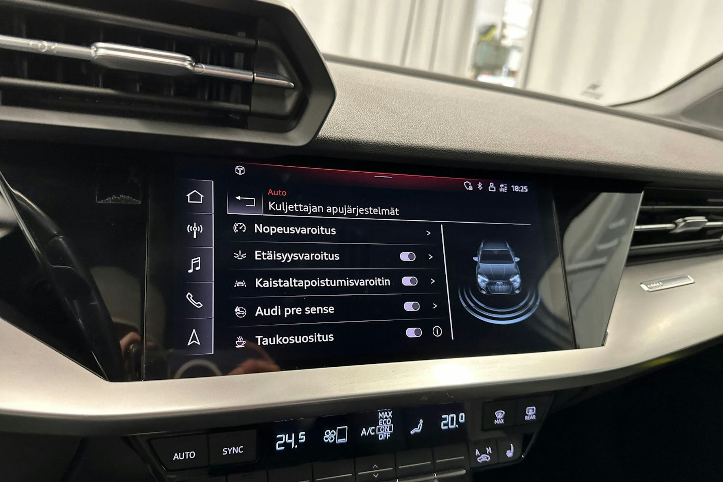 valkoinen Audi A3 2022 kuva 19.
