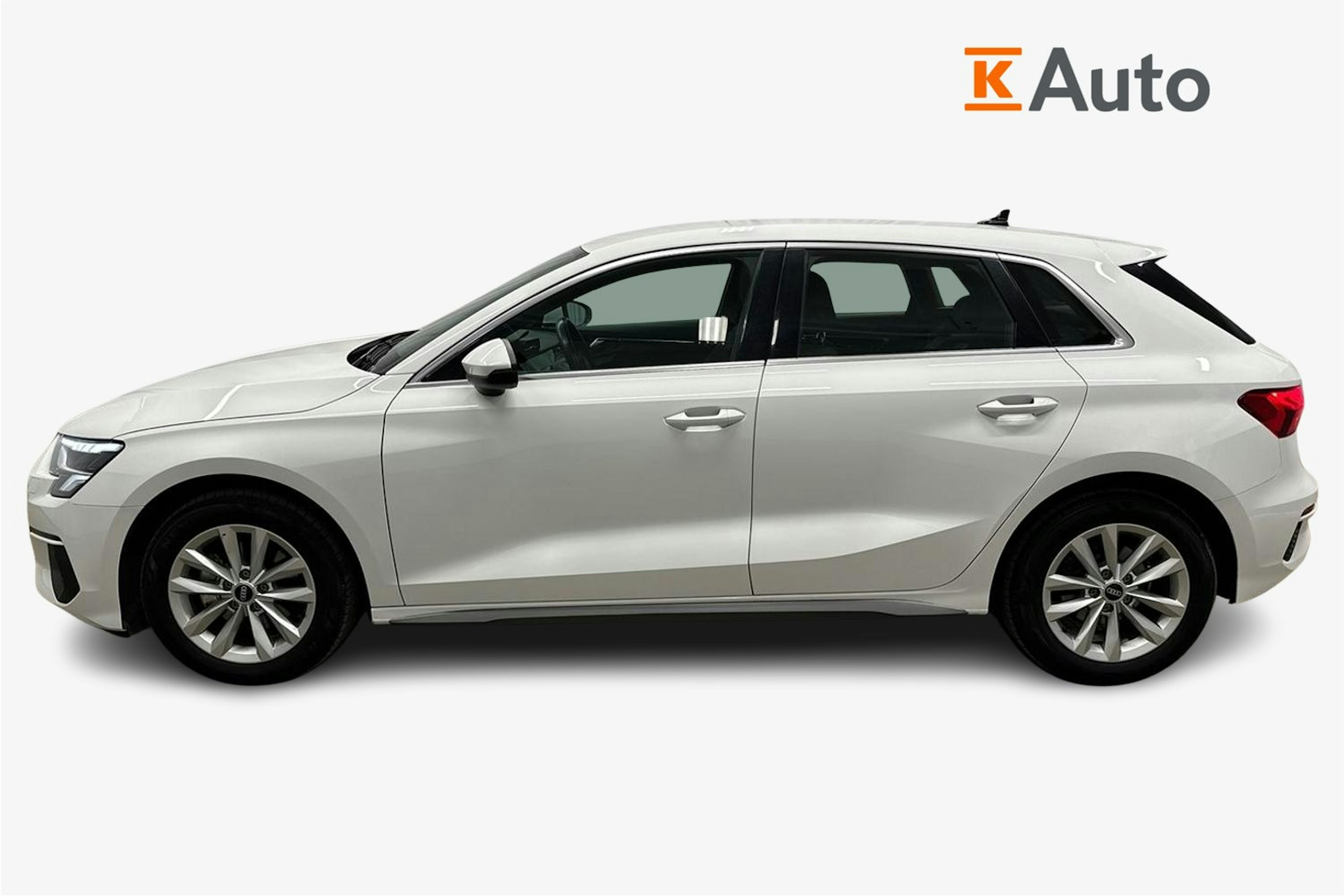 valkoinen Audi A3 2022 kuva 6.