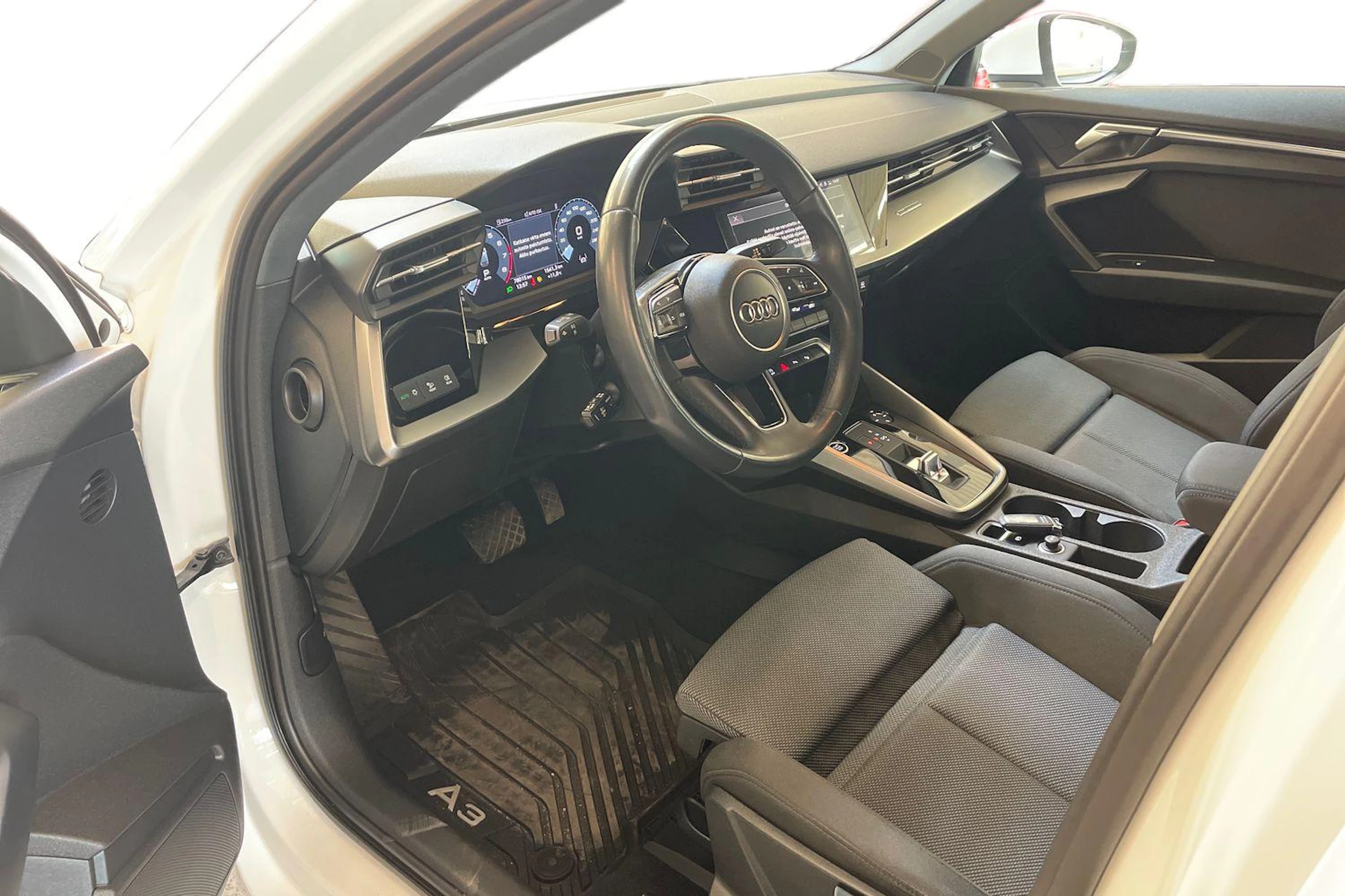 valkoinen Audi A3 2022 kuva 3.