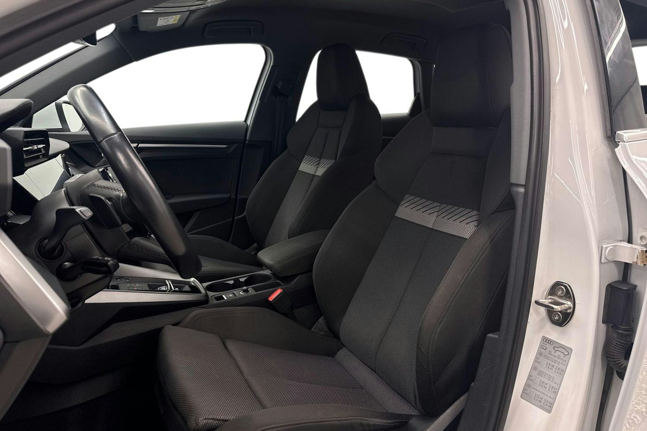 valkoinen Audi A3 2022 kuva 11.