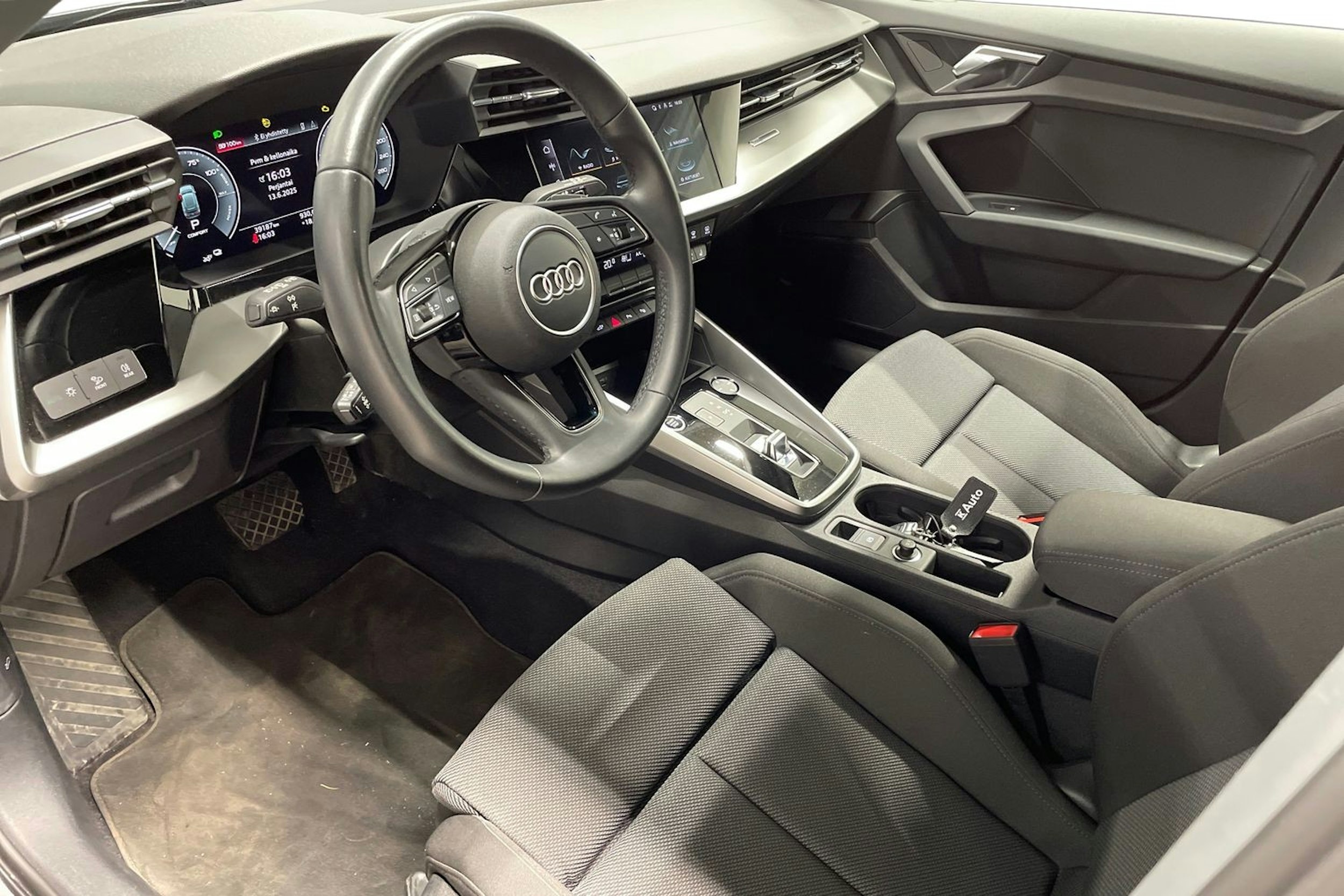 Harmaa Audi A3 2022 kuva 7.