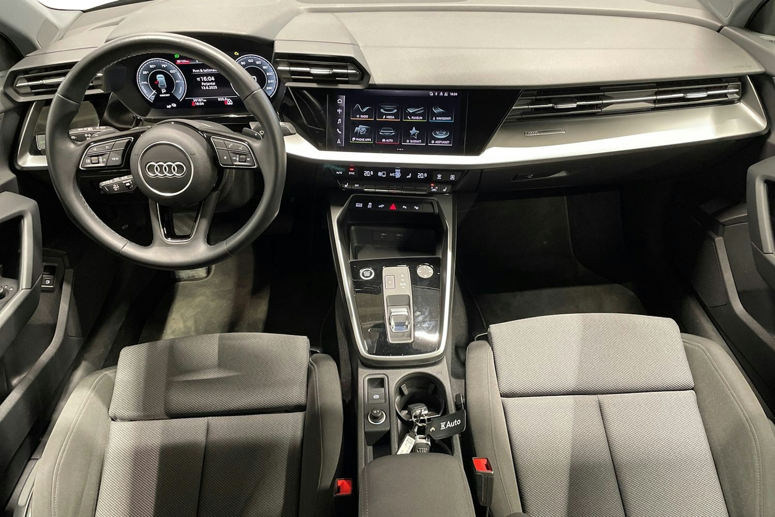 Harmaa Audi A3 2022 kuva 9.