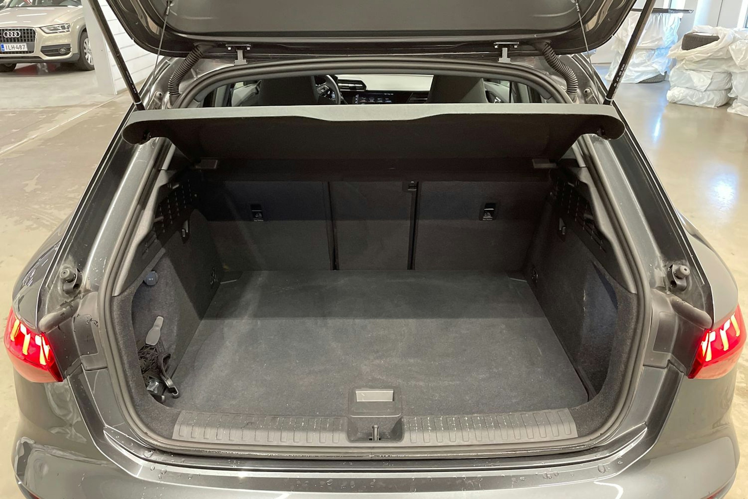 Harmaa Audi A3 2022 kuva 15.