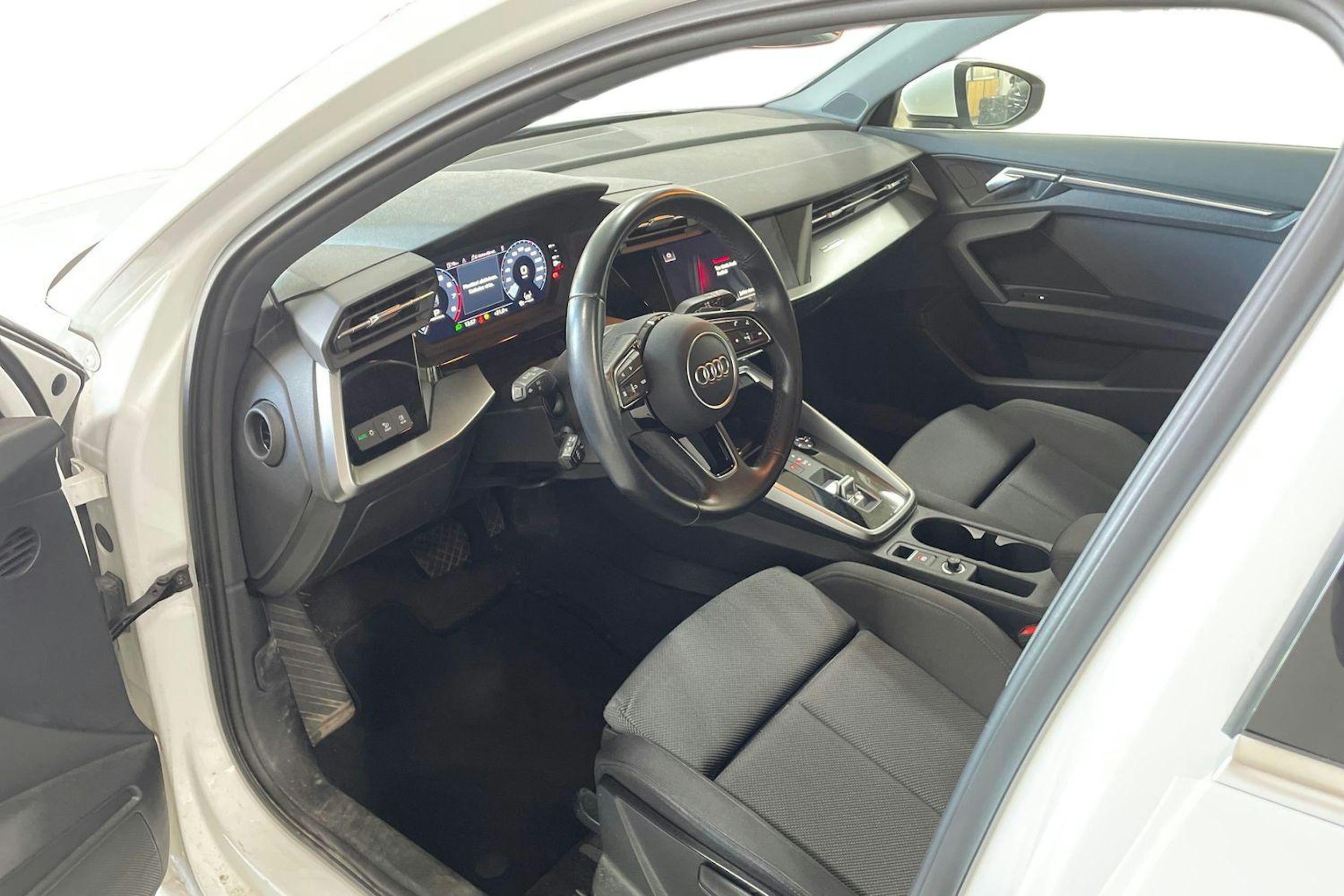 Valkoinen Audi A3 2022 kuva 7.