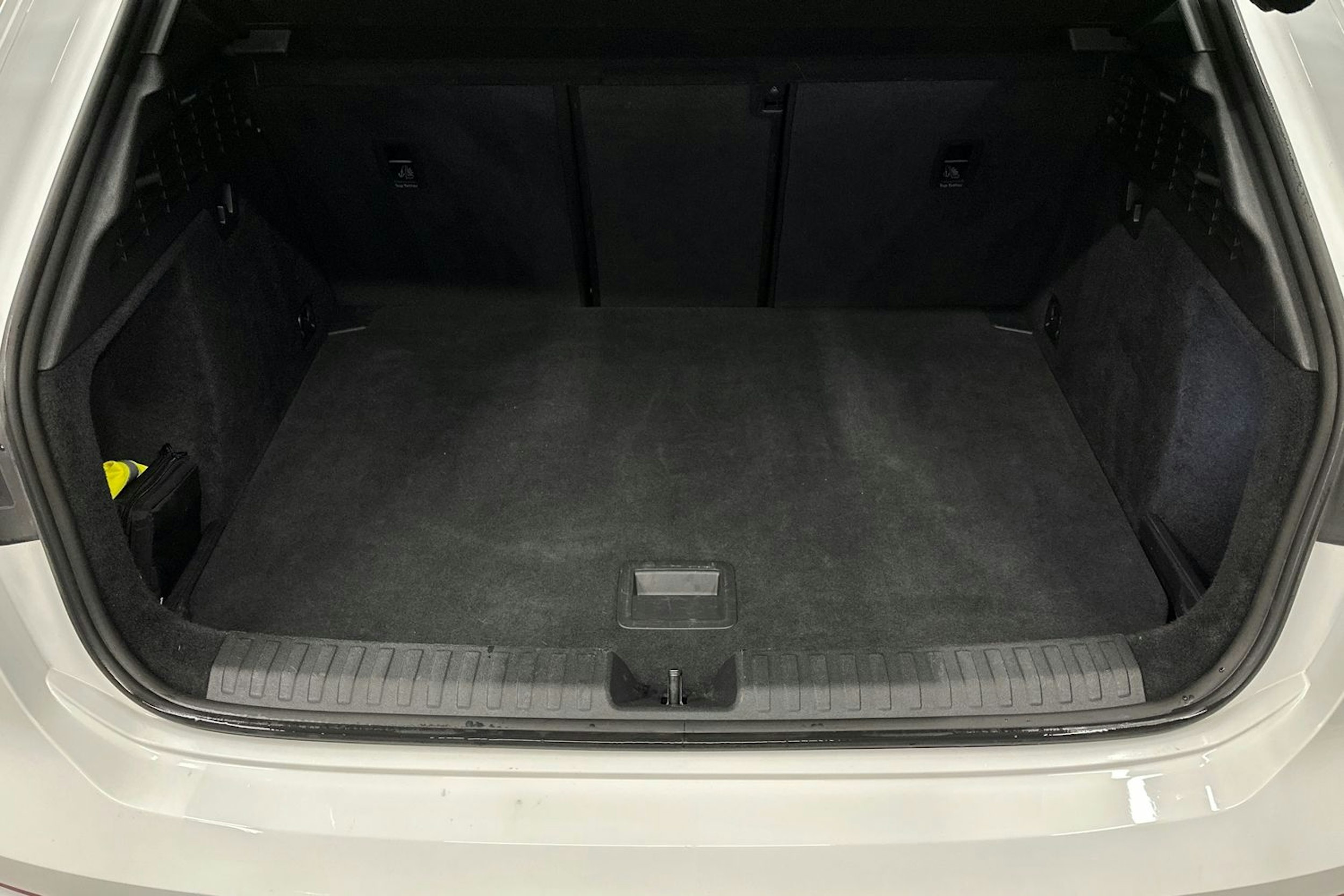 valkoinen Audi A3 2022 kuva 14.