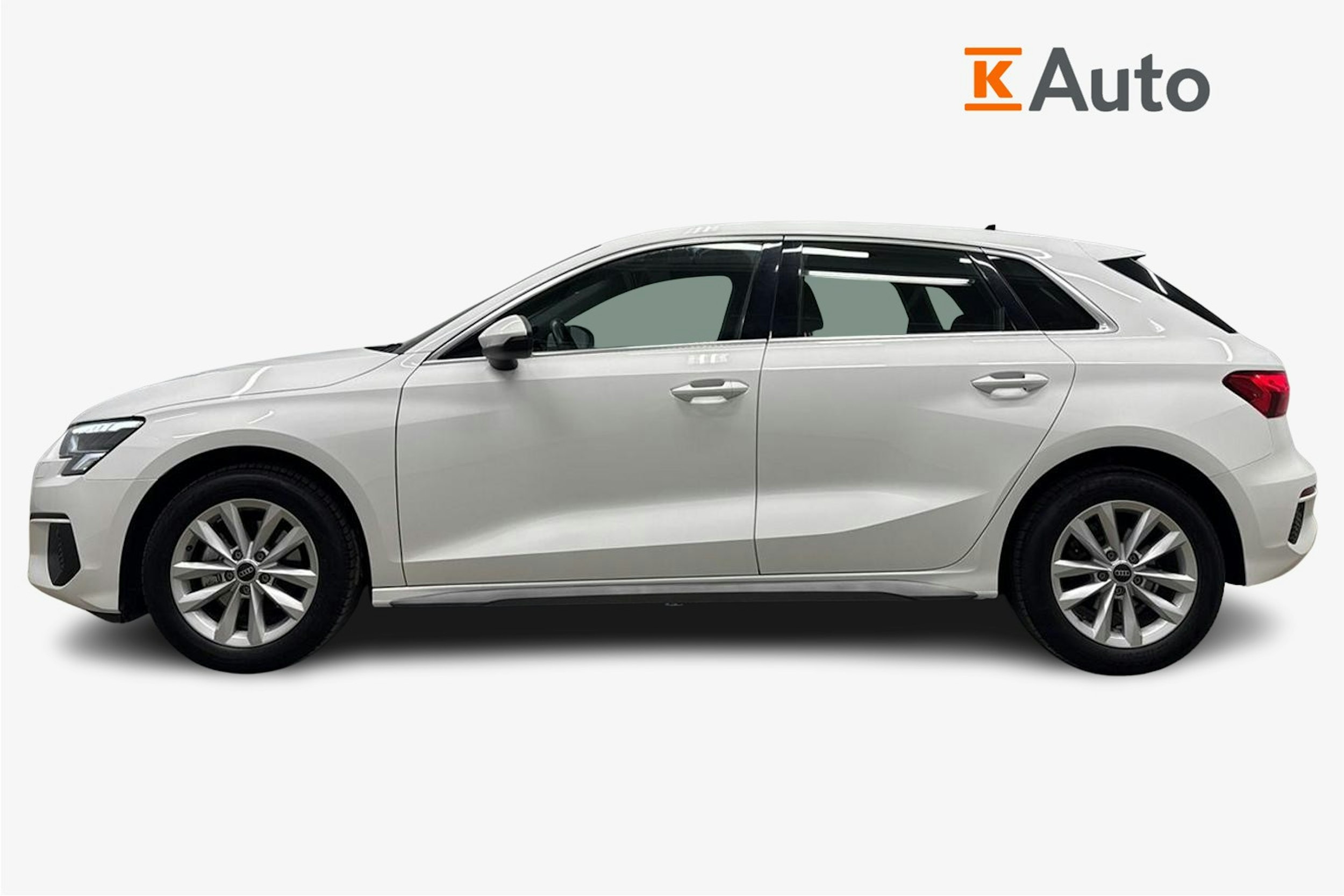 valkoinen Audi A3 2022 kuva 6.
