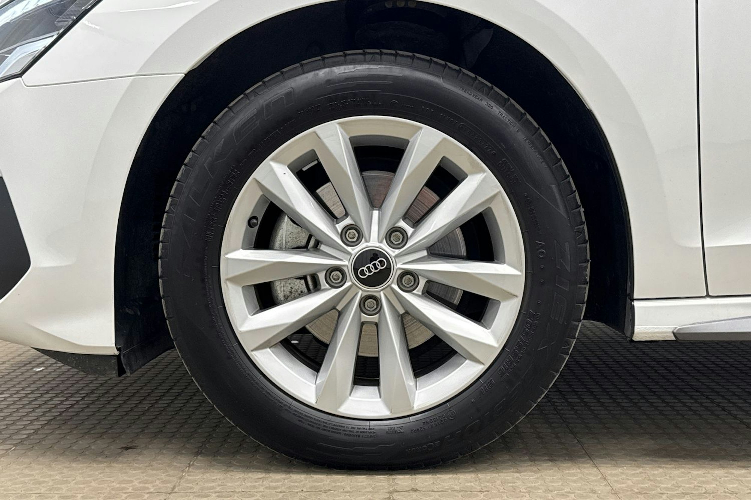 valkoinen Audi A3 2022 kuva 13.
