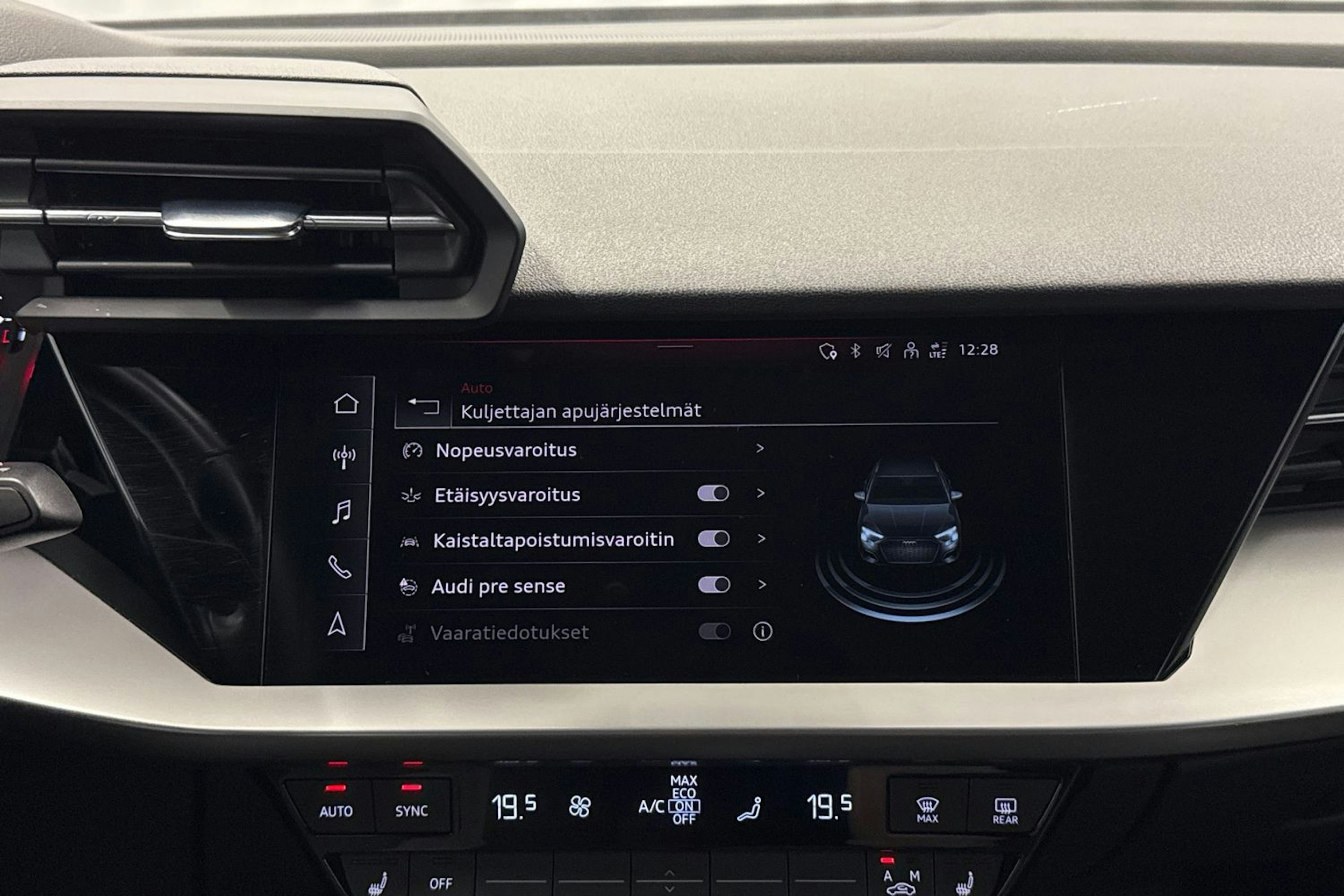 valkoinen Audi A3 2022 kuva 18.