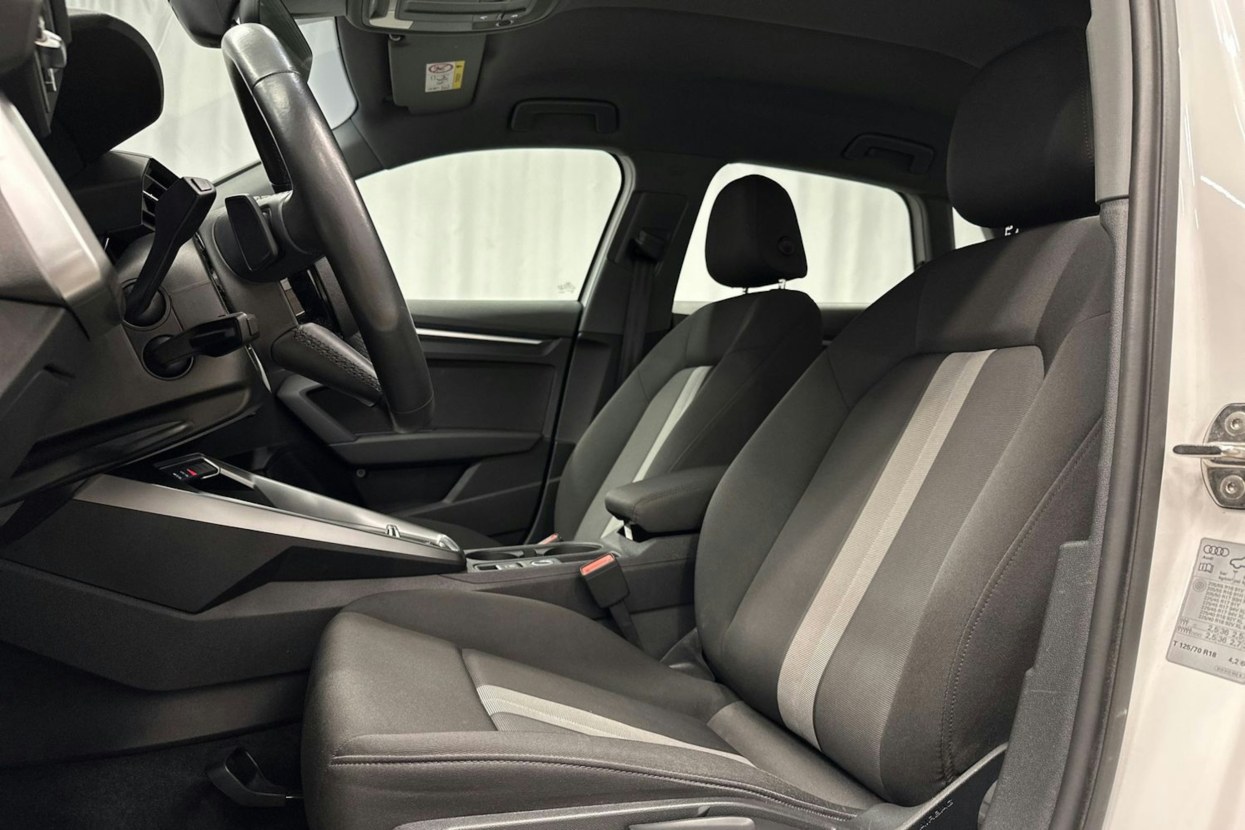 valkoinen Audi A3 2022 kuva 15.