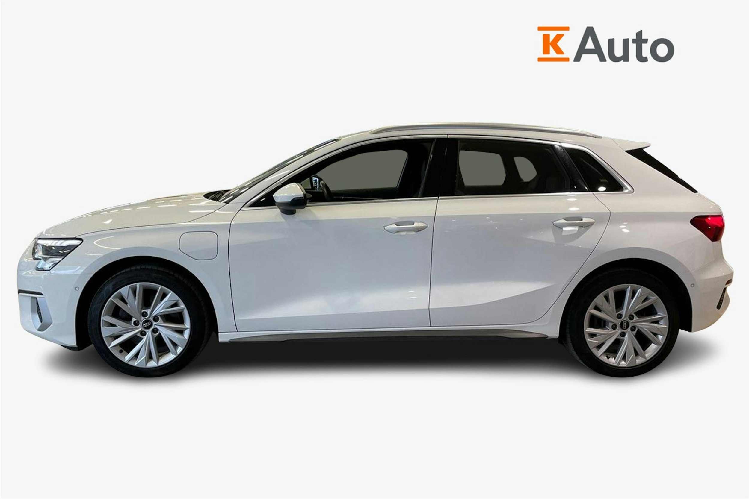 Valkoinen Audi A3 2022 kuva 6.