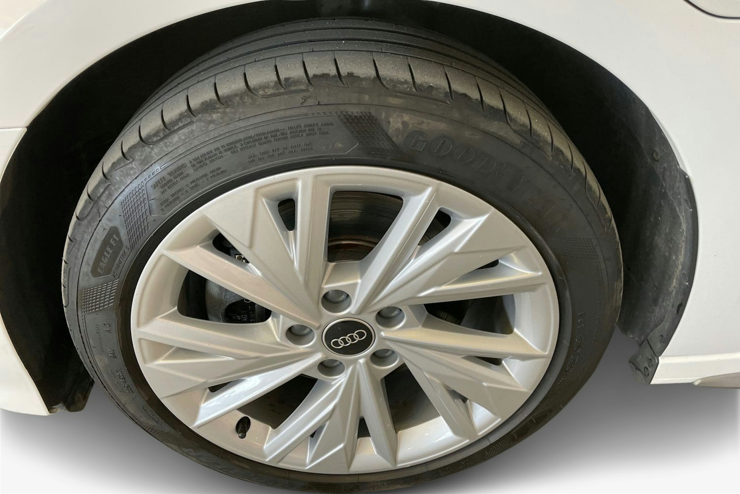 Valkoinen Audi A3 2022 kuva 11.
