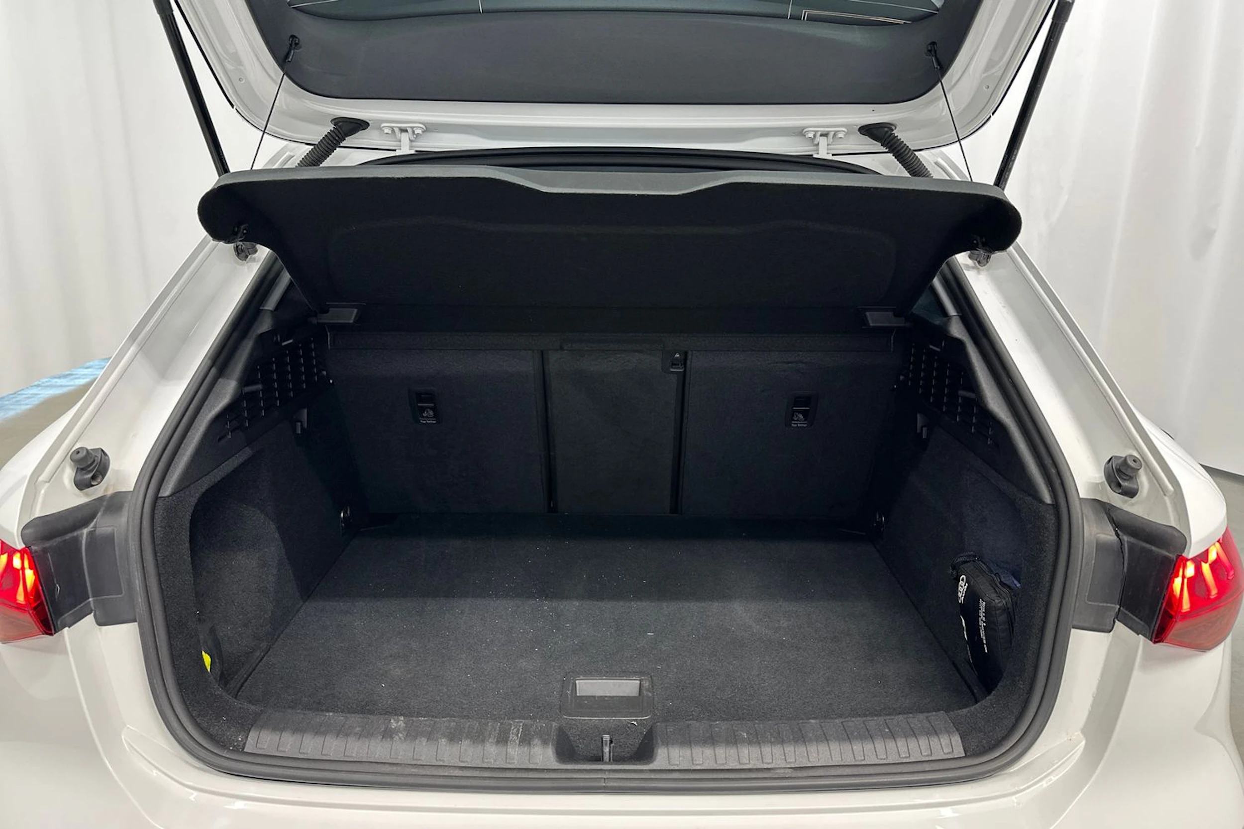 valkoinen Audi A3 2022 kuva 11.