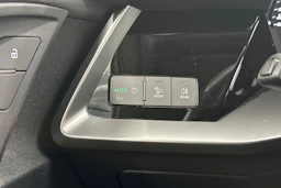 valkoinen Audi A3 2022 kuva 16.