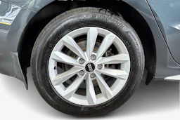 Harmaa Audi A3 2022 kuva 9.