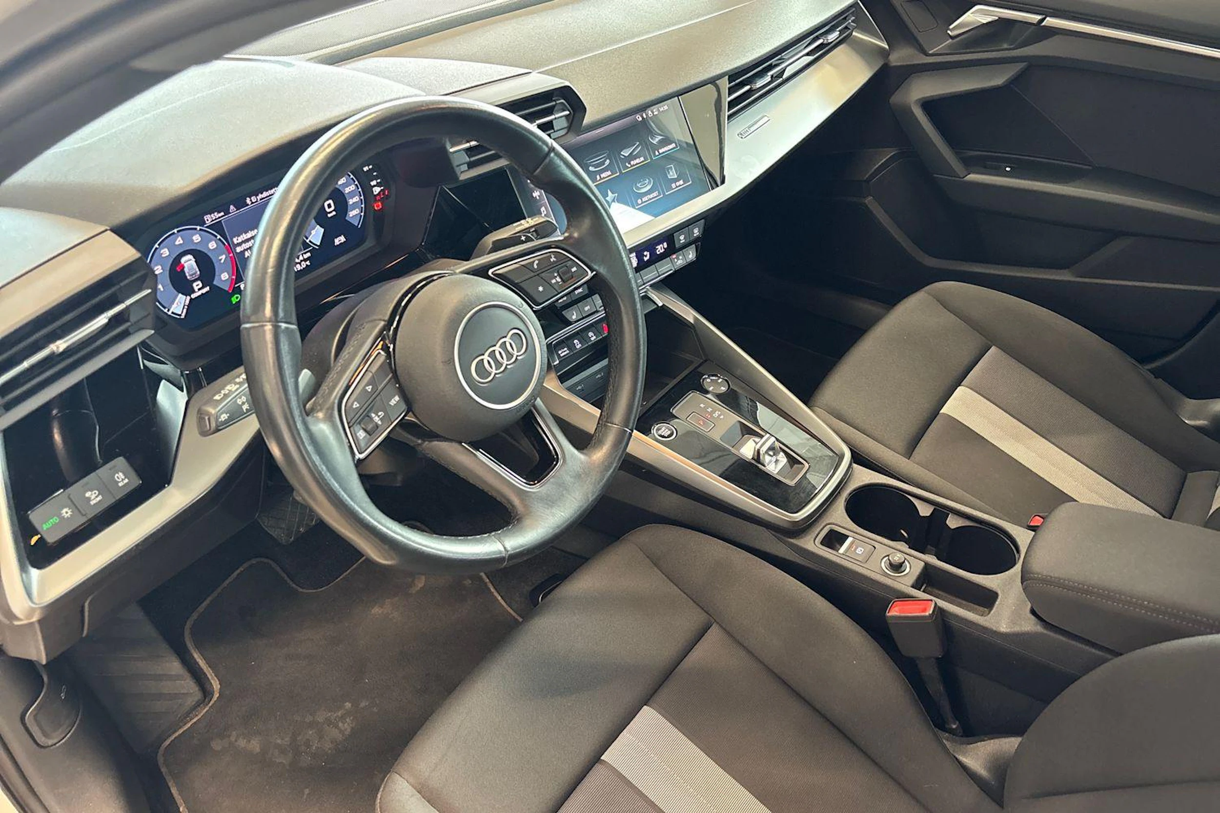 Valkoinen Audi A3 2022 kuva 6.