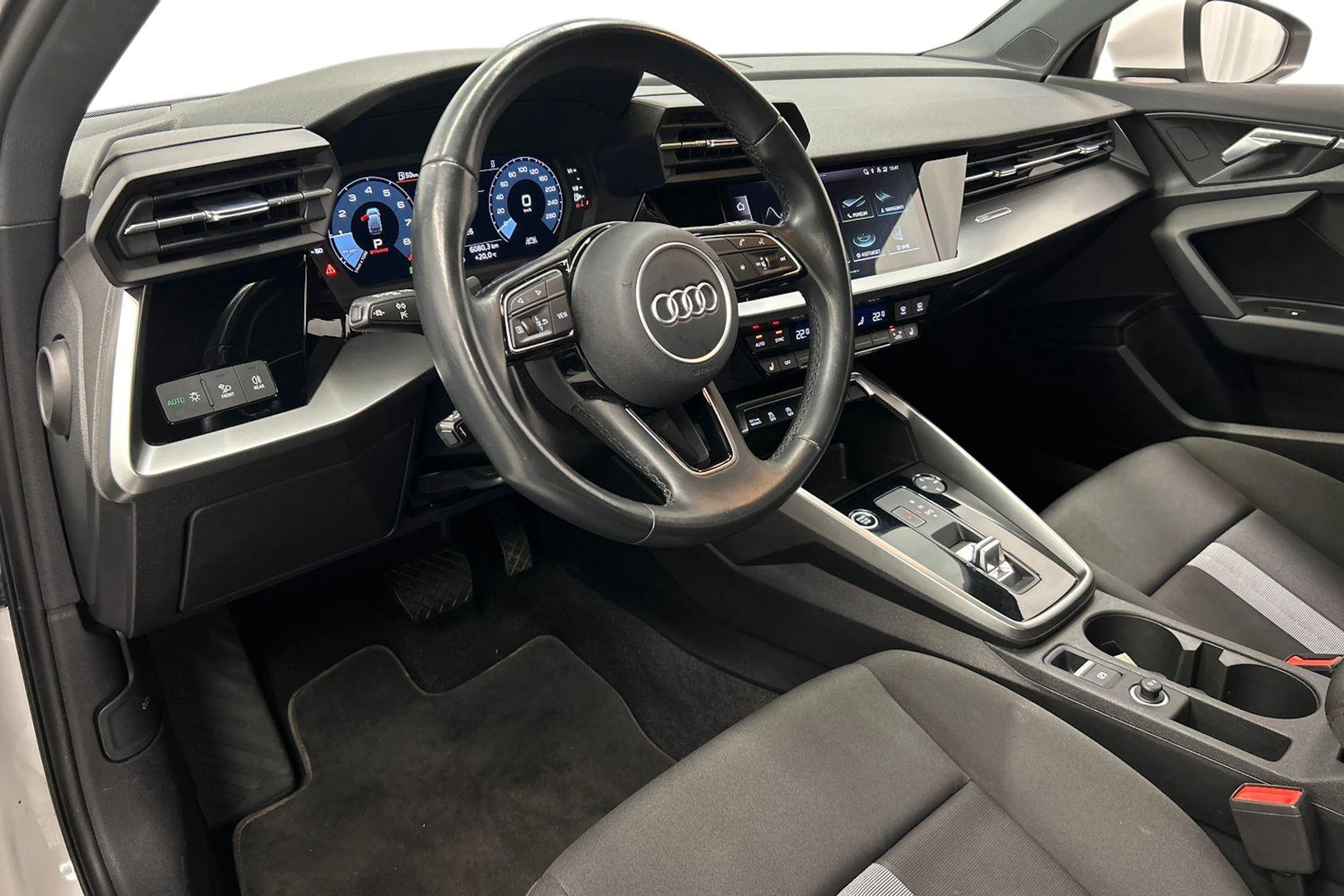 valkoinen Audi A3 2022 kuva 6.