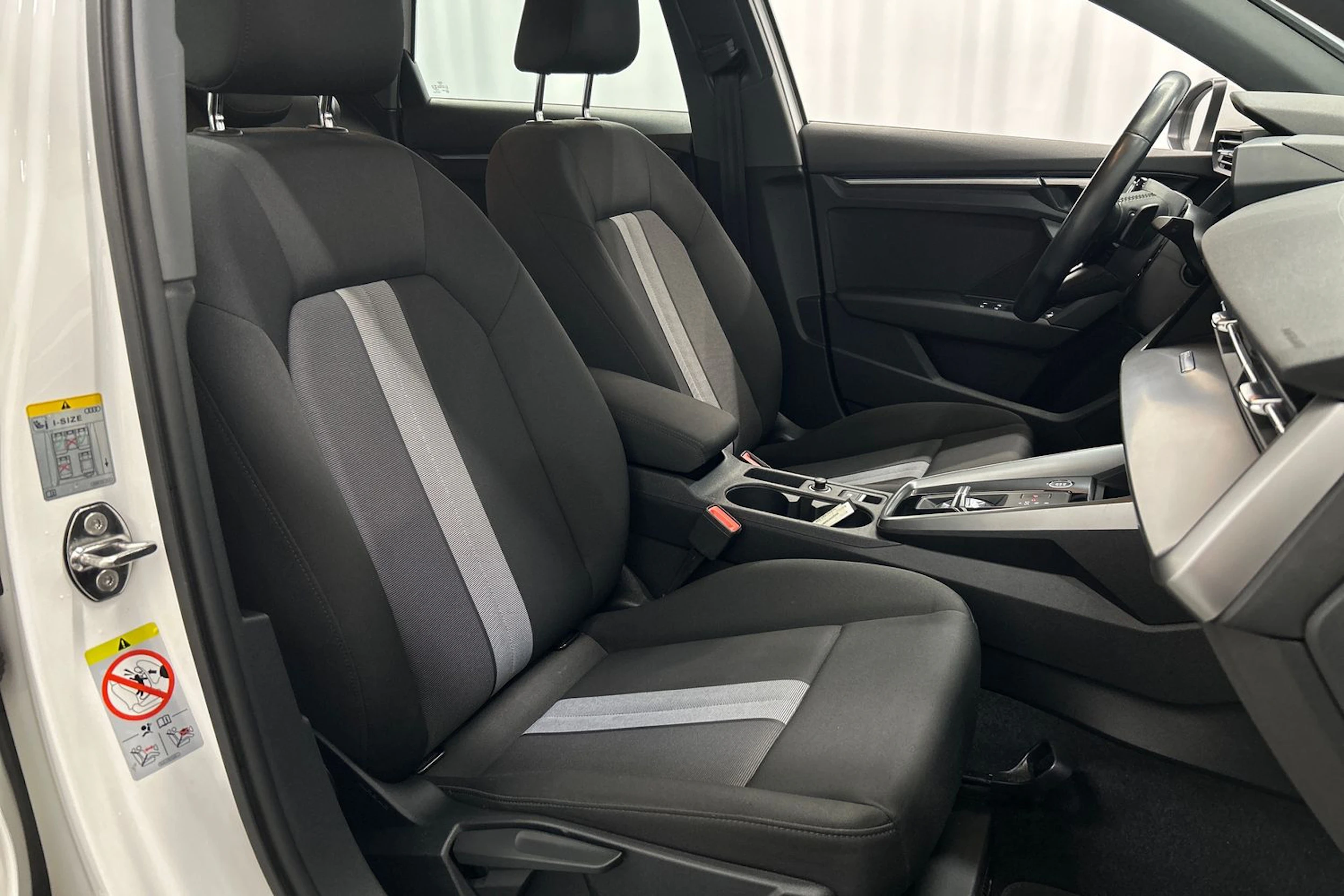 valkoinen Audi A3 2022 kuva 11.