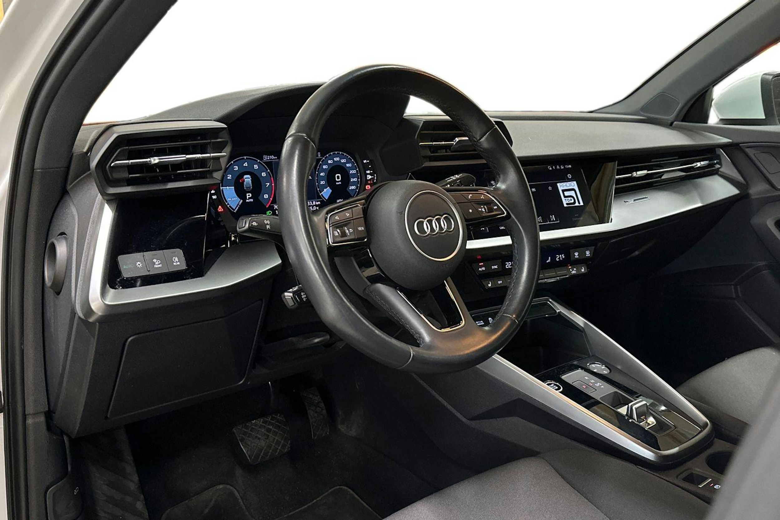 valkoinen Audi A3 2022 kuva 6.