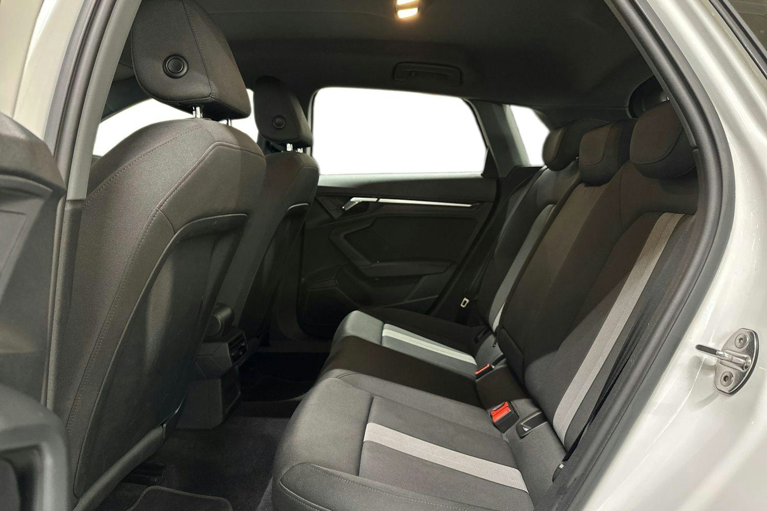 valkoinen Audi A3 2022 kuva 8.