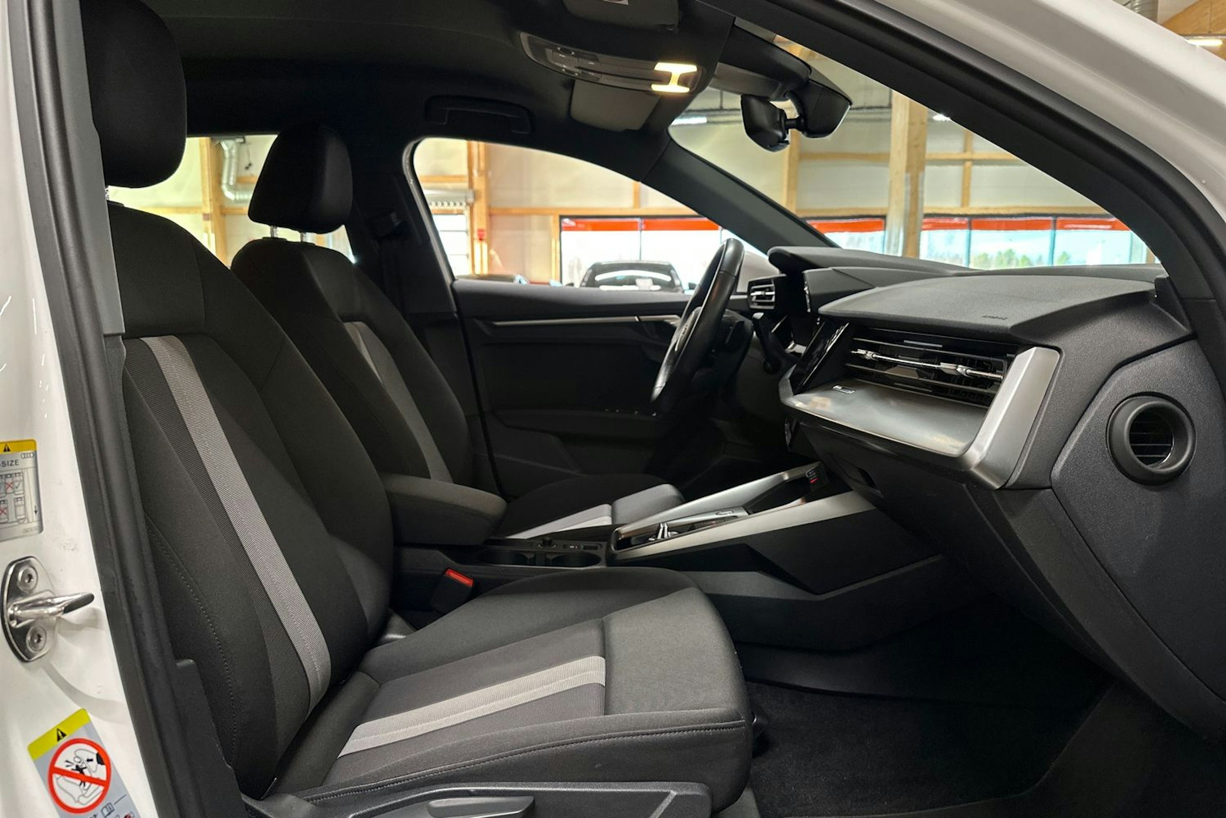 valkoinen Audi A3 2022 kuva 11.