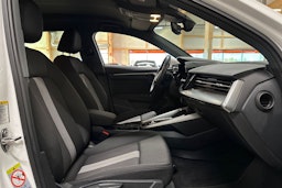 valkoinen Audi A3 2022 kuva 11.