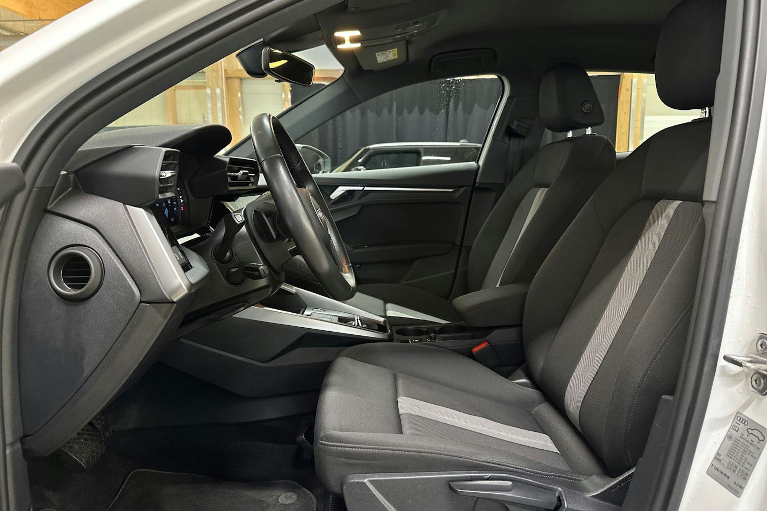 valkoinen Audi A3 2022 kuva 13.