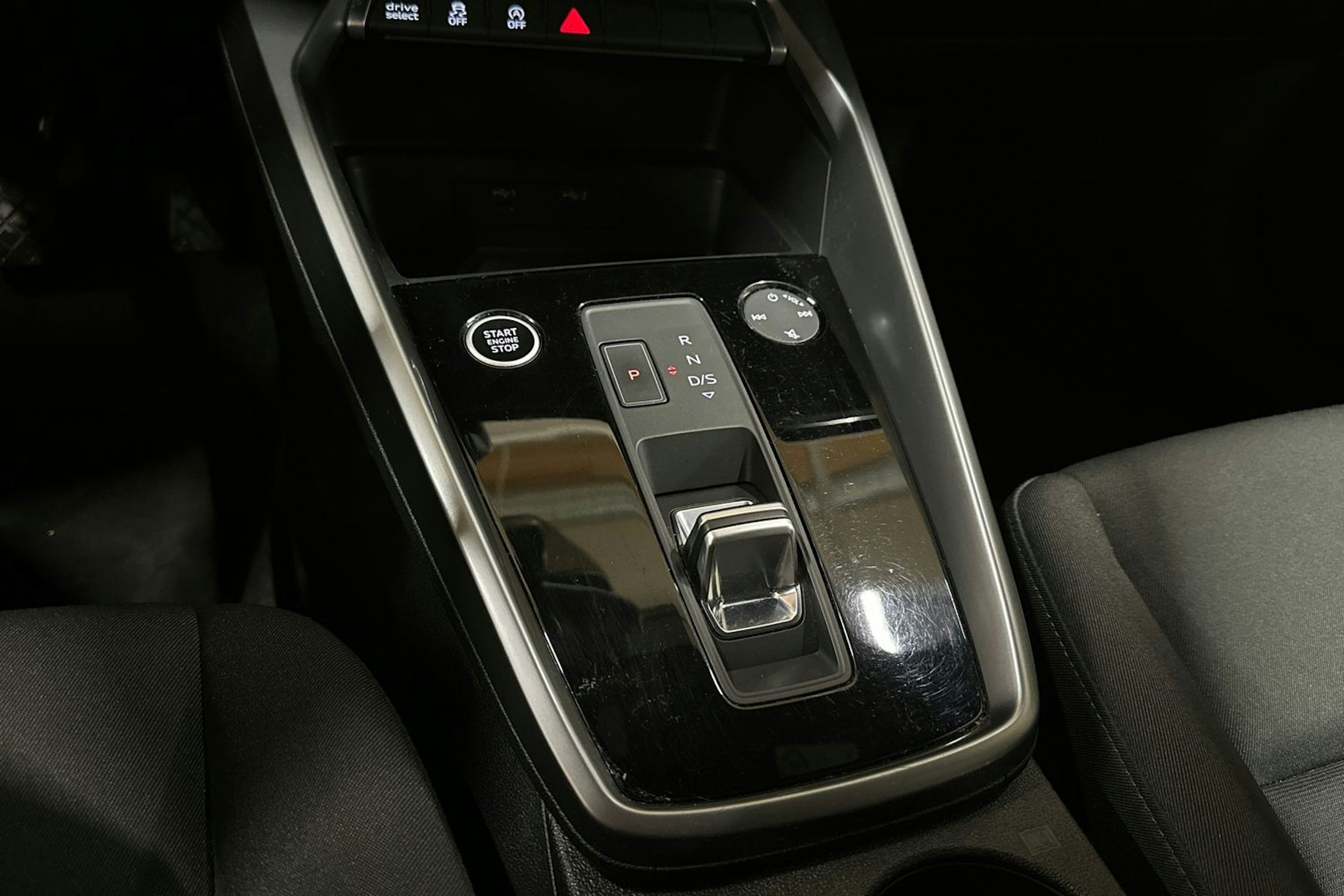 valkoinen Audi A3 2022 kuva 17.