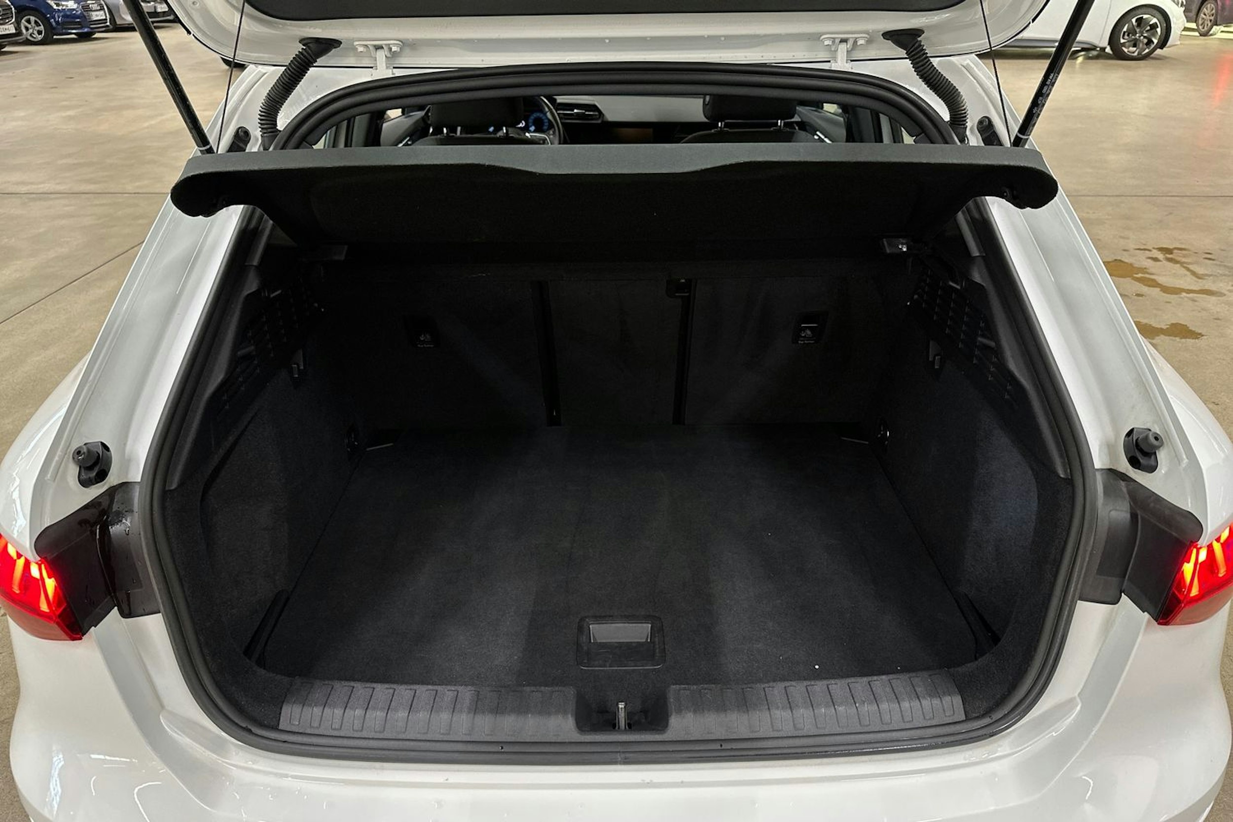 valkoinen Audi A3 2022 kuva 24.