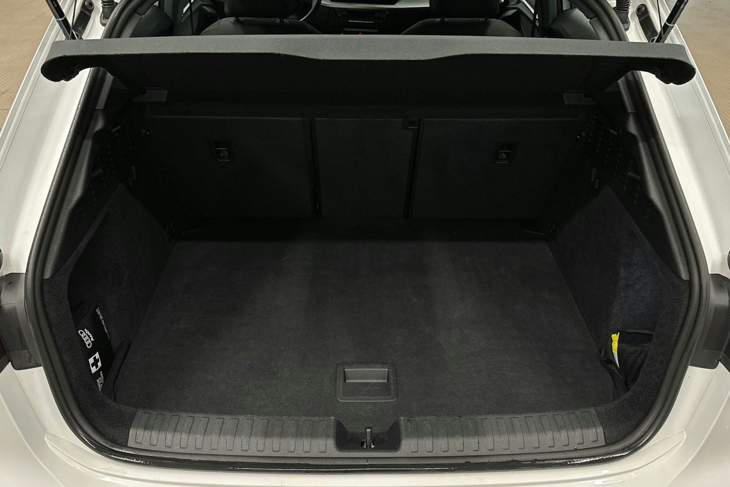valkoinen Audi A3 2022 kuva 14.