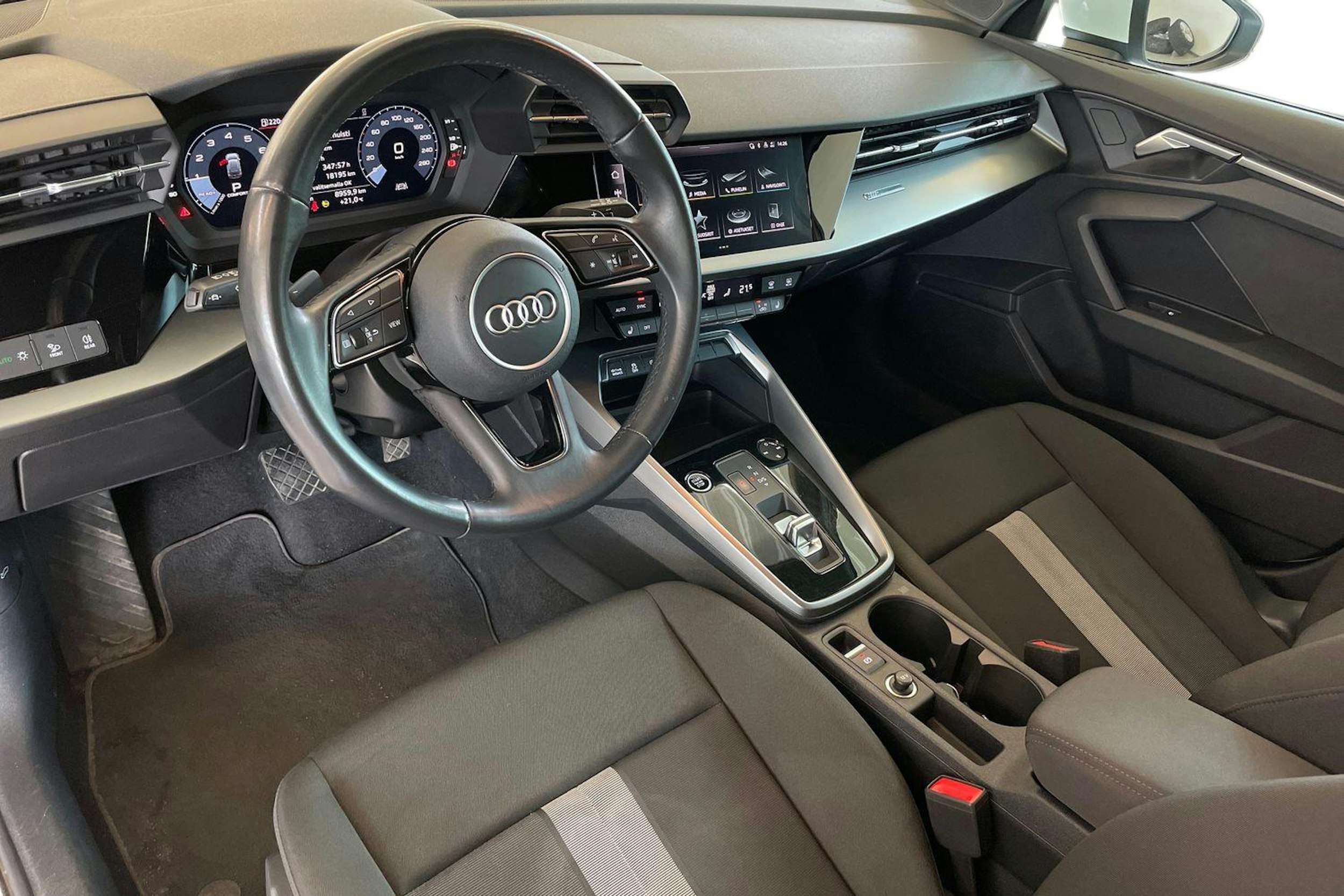 valkoinen Audi A3 2022 kuva 7.