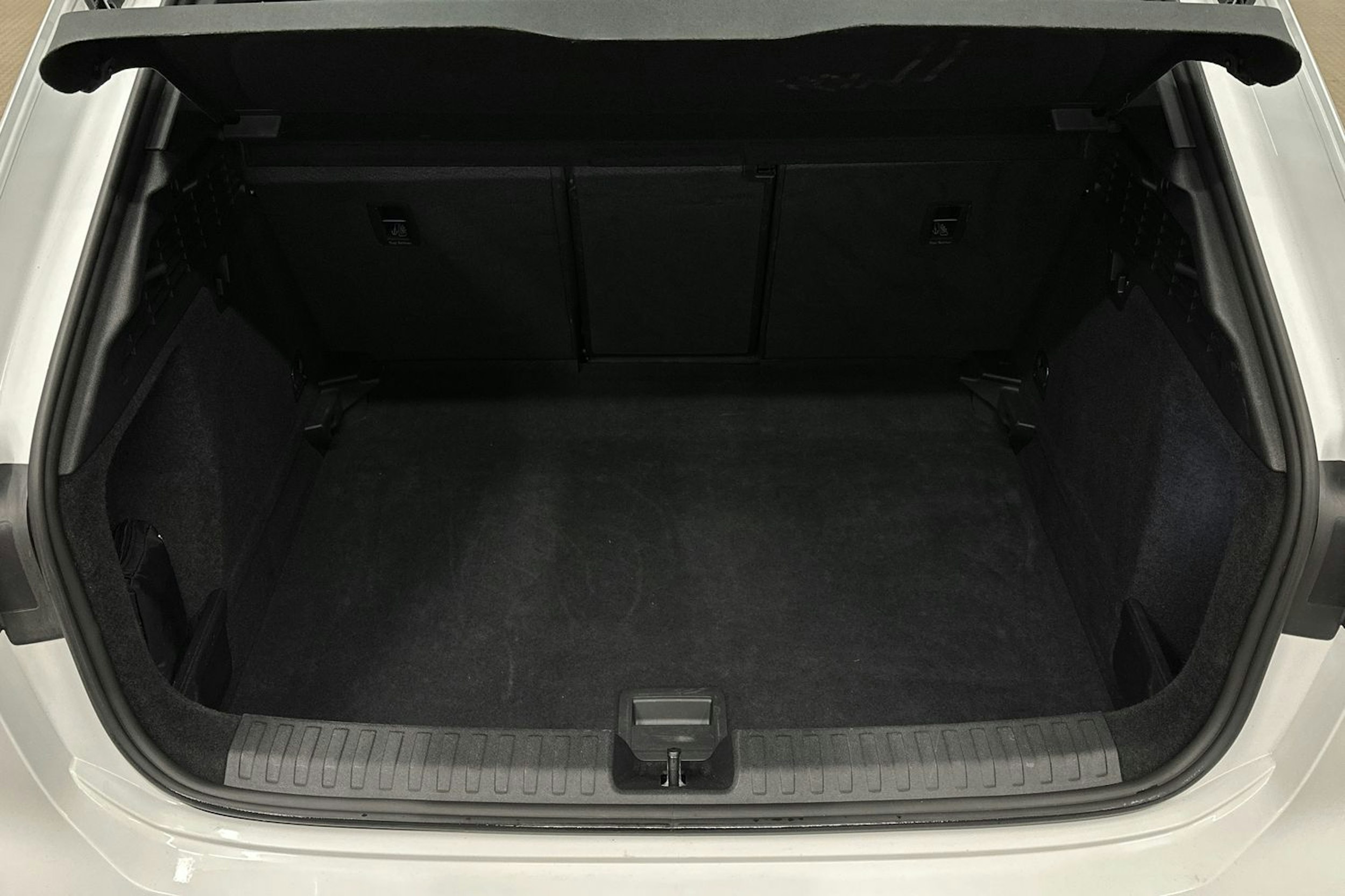 valkoinen Audi A3 2022 kuva 14.
